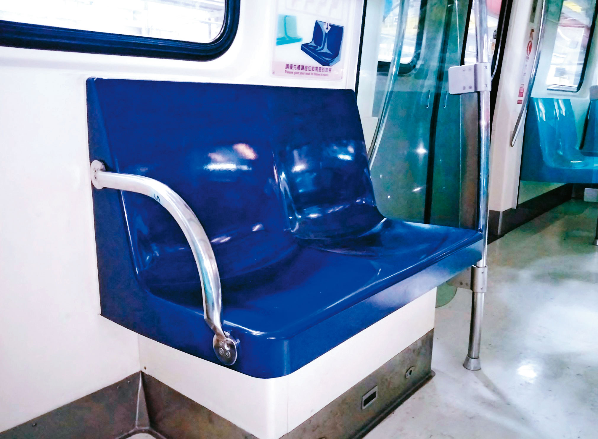 對台灣人來說，坐博愛座會有種道德壓力，然而這種道德壓力並不是一種義務，年輕人並非不願讓座，只是不喜歡被強迫。