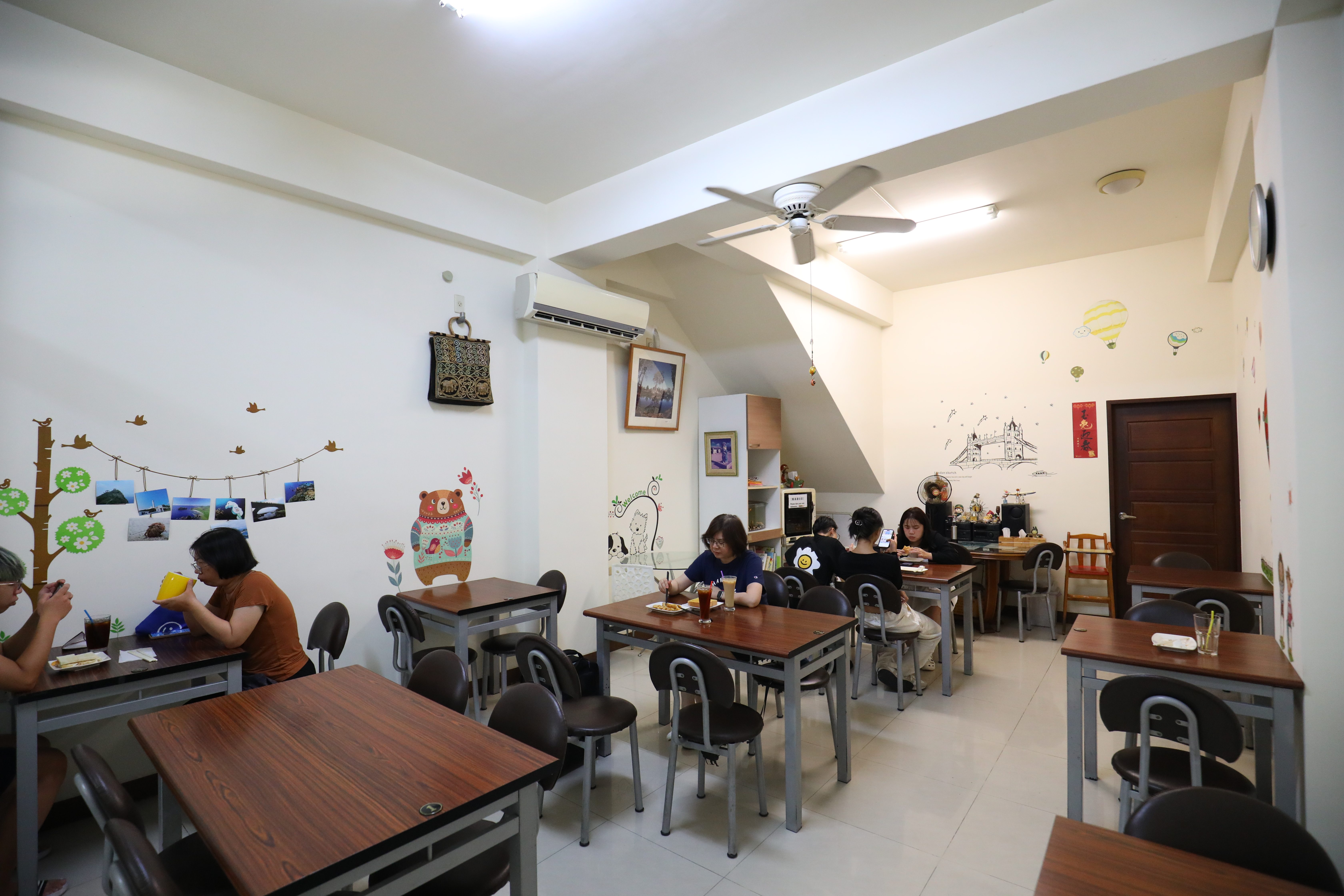 「雅米早餐店」用餐空間的壁畫童趣十足。