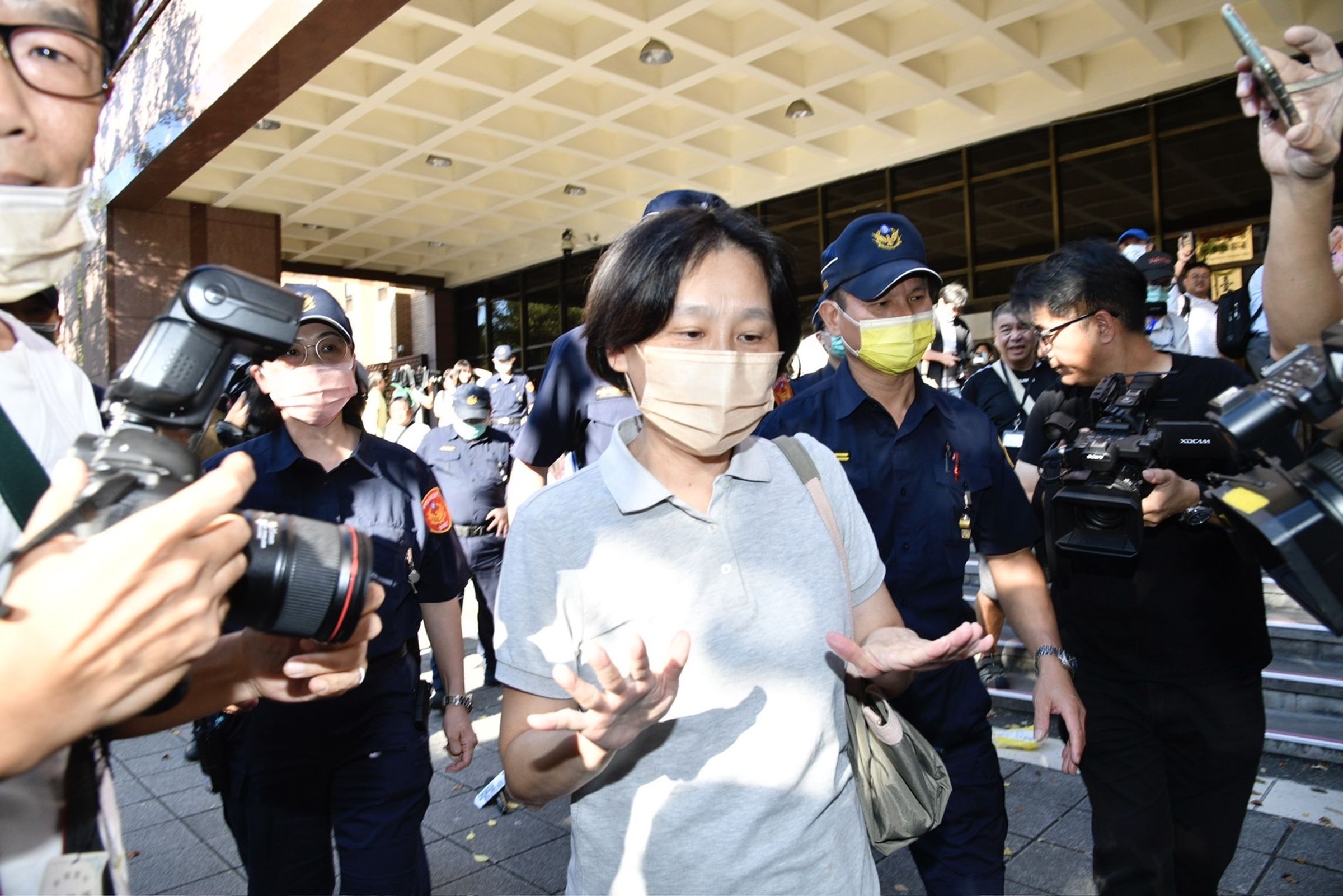 高虹安案北院首開庭,綽號「小兔」的前高辦行政主任黃惠玟在法庭上喊:「我沒有決定權,都由高虹安決定!」