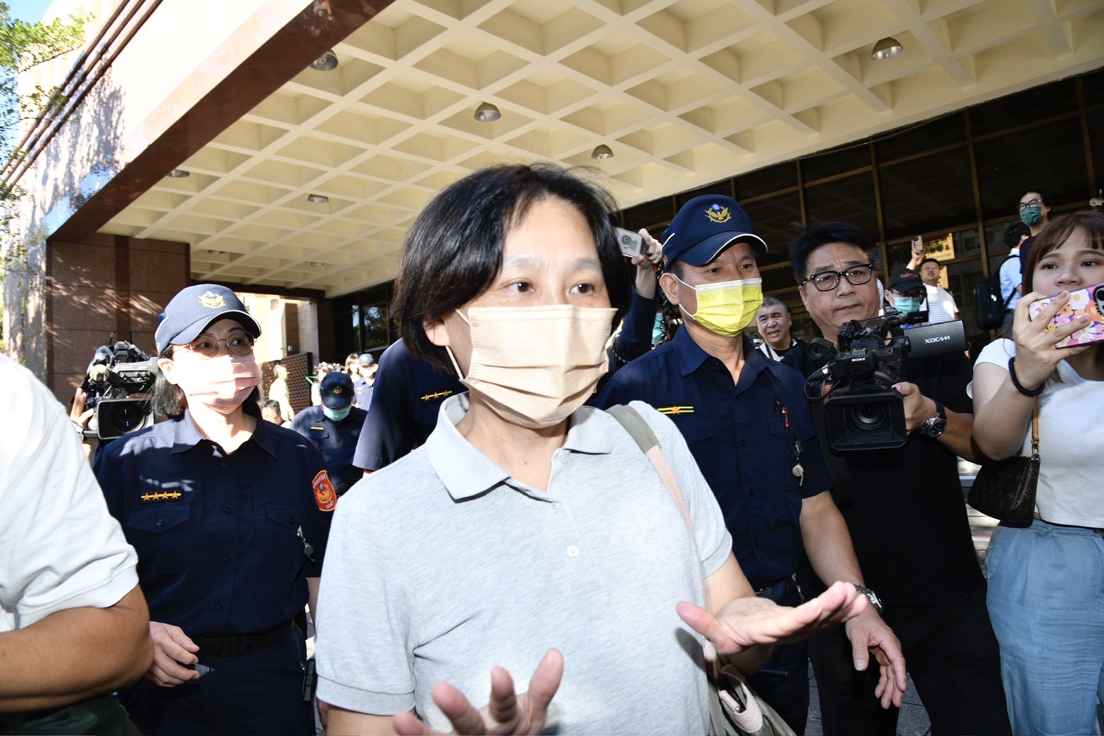 高虹安案北院首開庭，《鏡週刊》曾獨家揭露高虹安的薪資明細等祕檔，也出現在法官秀出的證據清單之列。圖為黃惠玟出庭畫面。