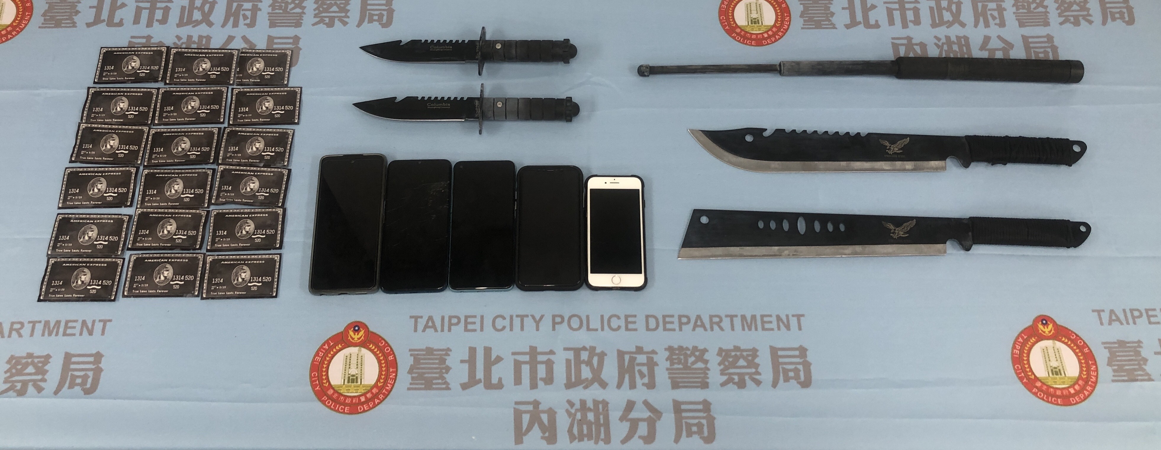 警方逮捕王男等6人,並起出毒品與犯案用刀棍。(警方提供)