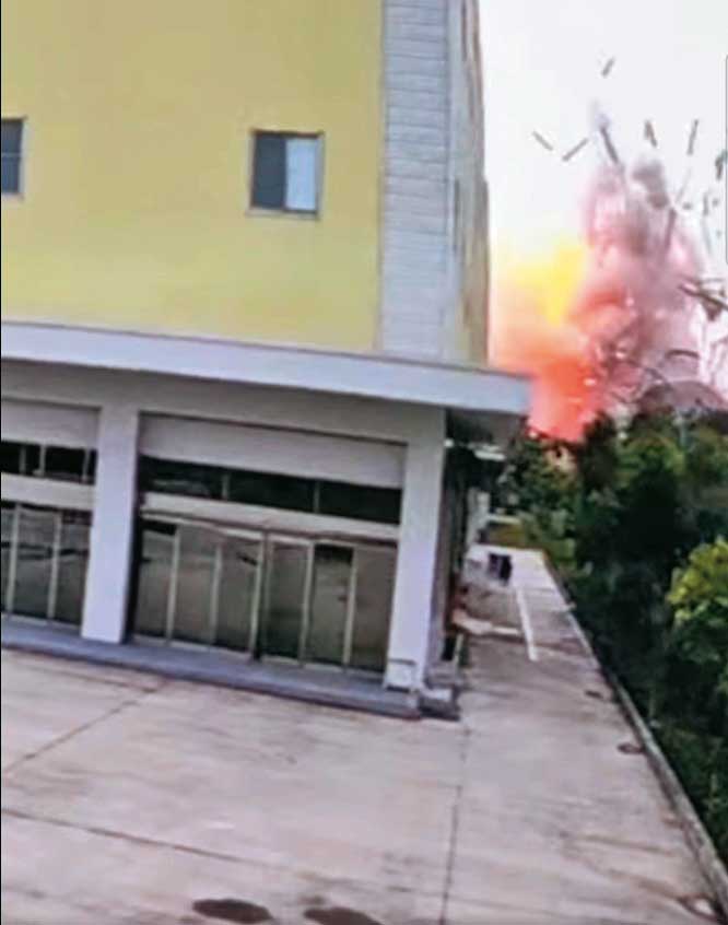 民眾拍下明揚廠房爆炸駭人瞬間，同時間亦有4名消防員不幸殉職。（翻攝鄭榮貴臉書）