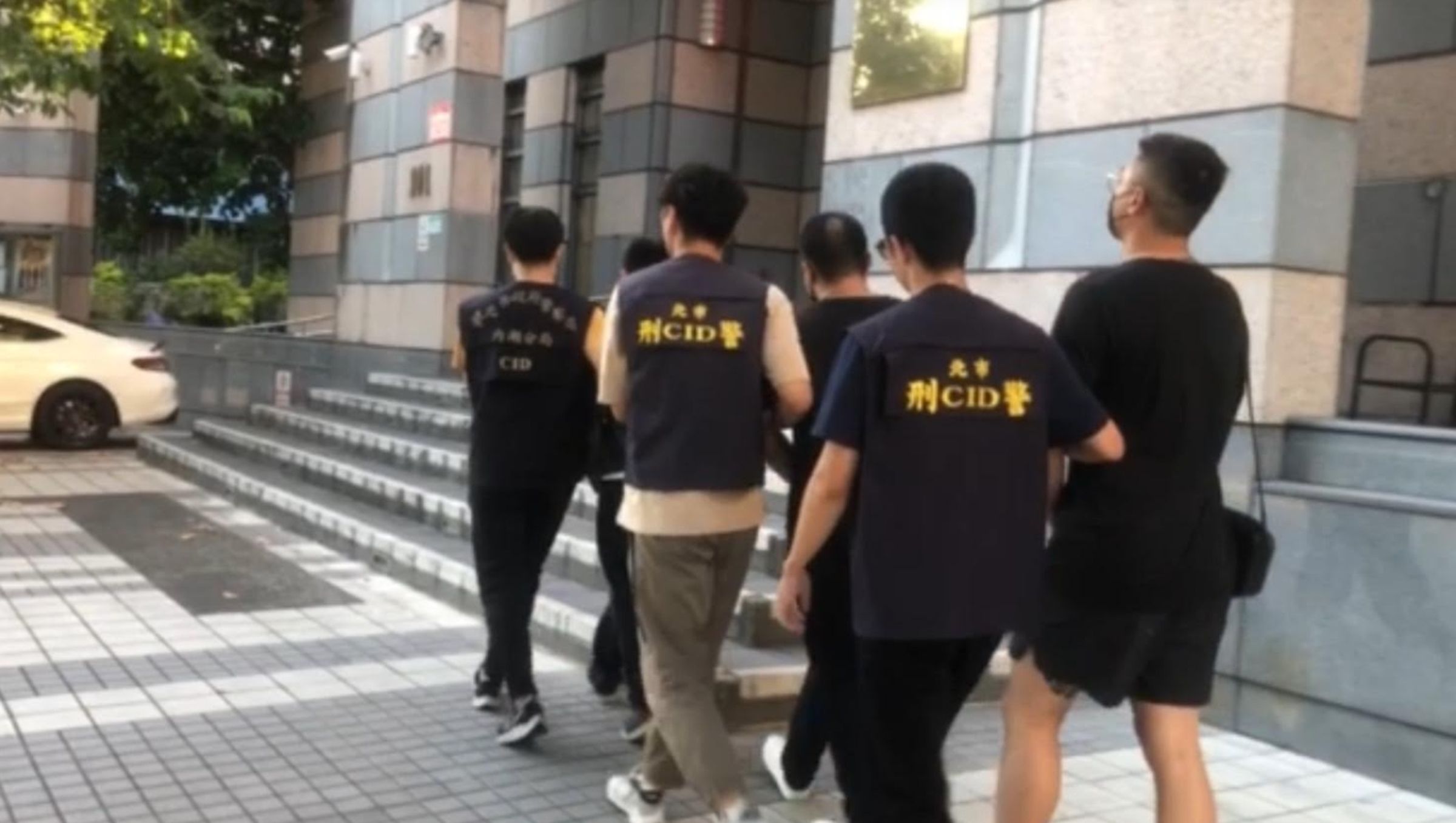 王男等人辯稱與陳男有借貸糾紛才會犯案，訊後被依強盜罪送辦。（翻攝畫面）