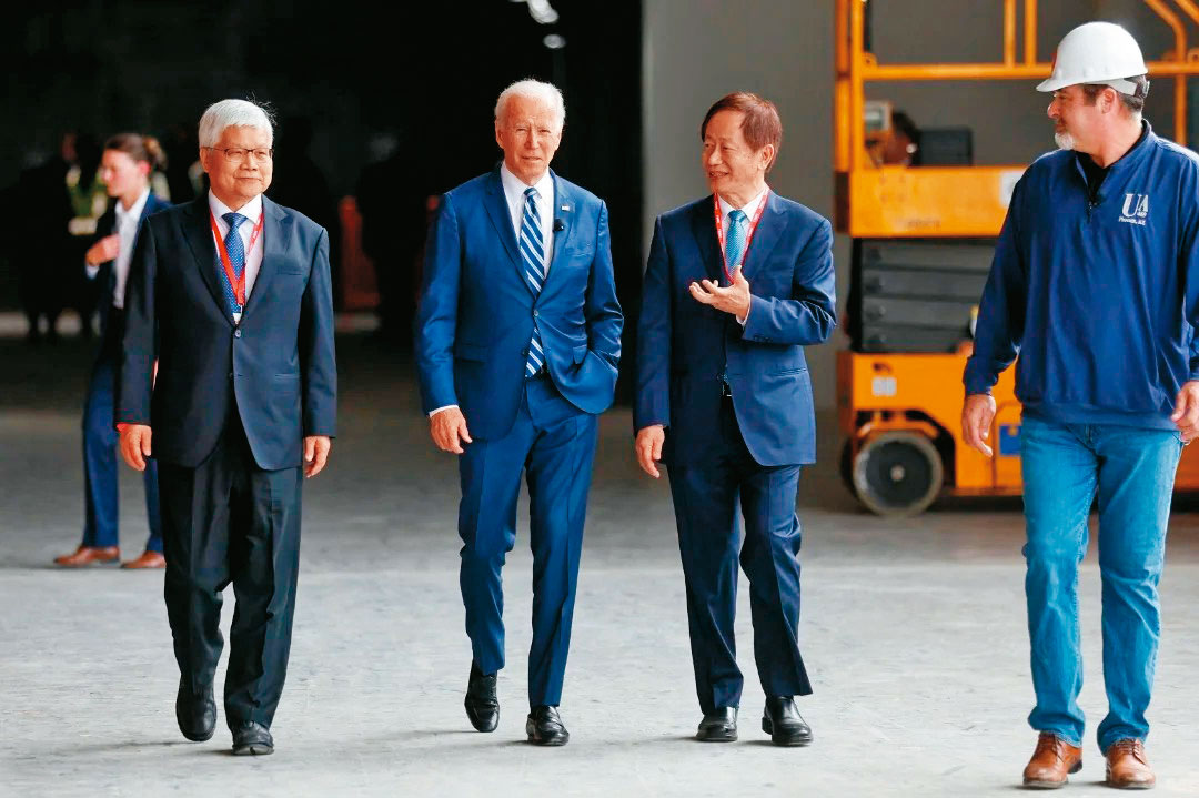 劉德音指出，亞利桑那州廠面臨專業人才不足的挑戰。（翻攝美國在台協會AIT臉書）