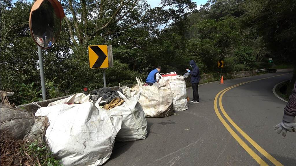 陽明山公園的巴拉卡公路遭無良業者棄置大量廢棄物。（翻攝照片）