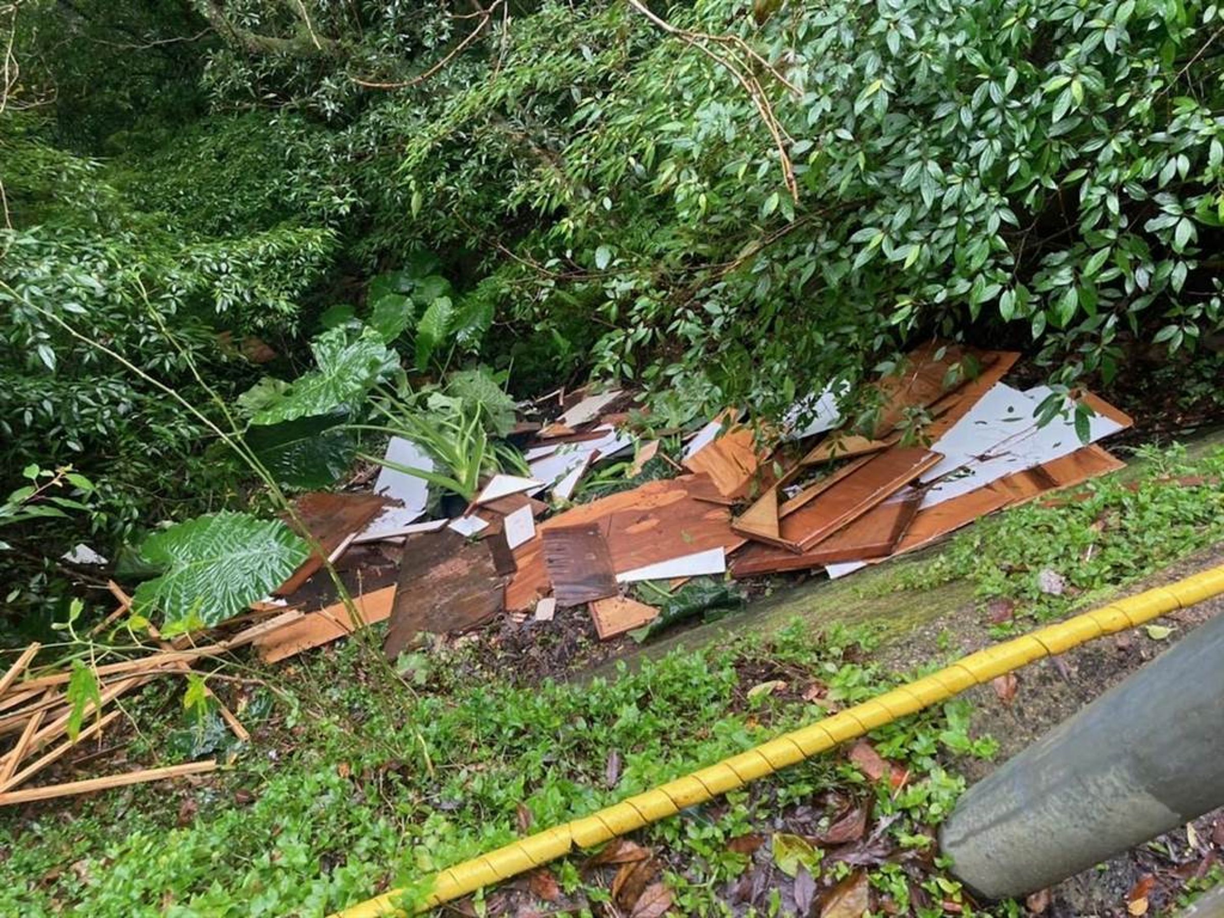 陽明山公園的巴拉卡公路遭無良業者棄置大量廢棄物。（翻攝照片）