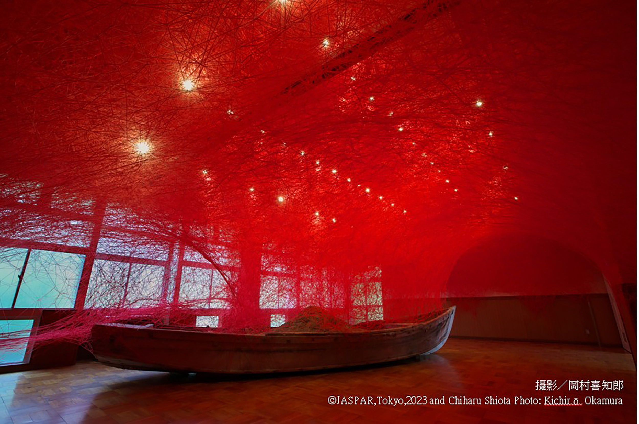 日本駐德藝術家塩田千春以作品《搬運時間之船》，在奧能登國際藝術祭展出。（奧能登國際藝術祭提供）