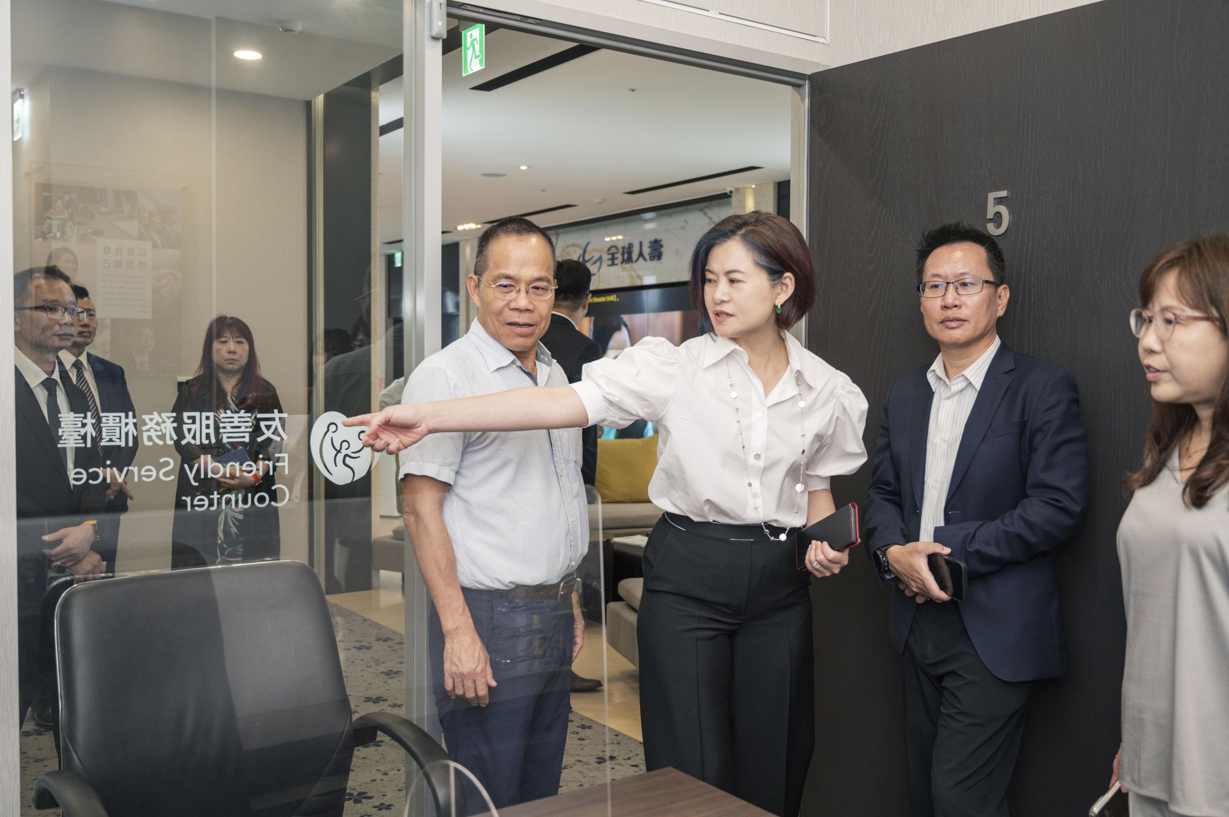 林文惠董事長(圖中)指導友善服務櫃檯優化建議,提供有需要的客戶更舒適便利的服務。