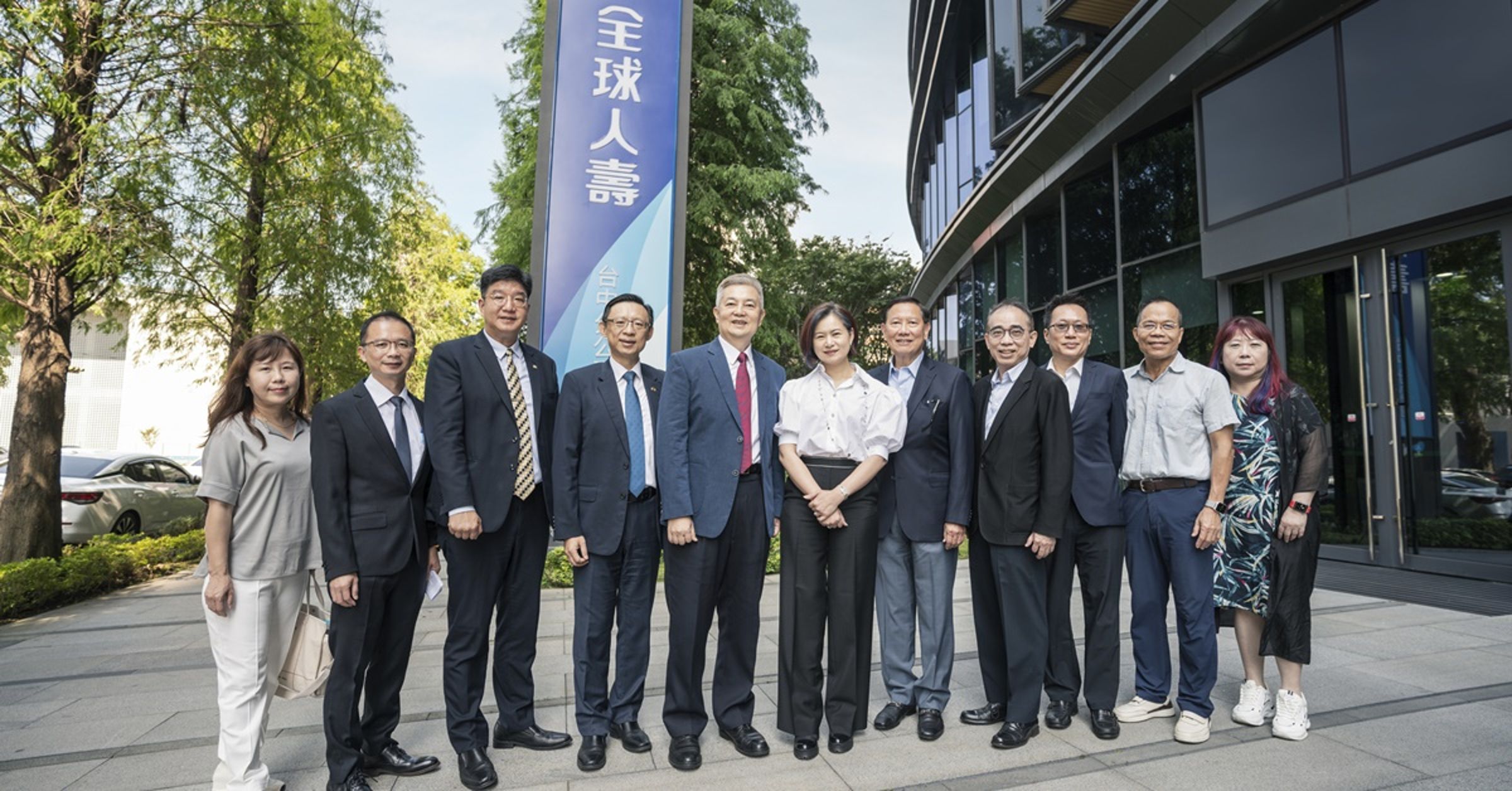 全球人壽林文惠董事長(圖中)偕同董事會成員與馬君碩總經理(左四)帶領經營團隊高階主管實地查訪台中分公司友善服務設施。