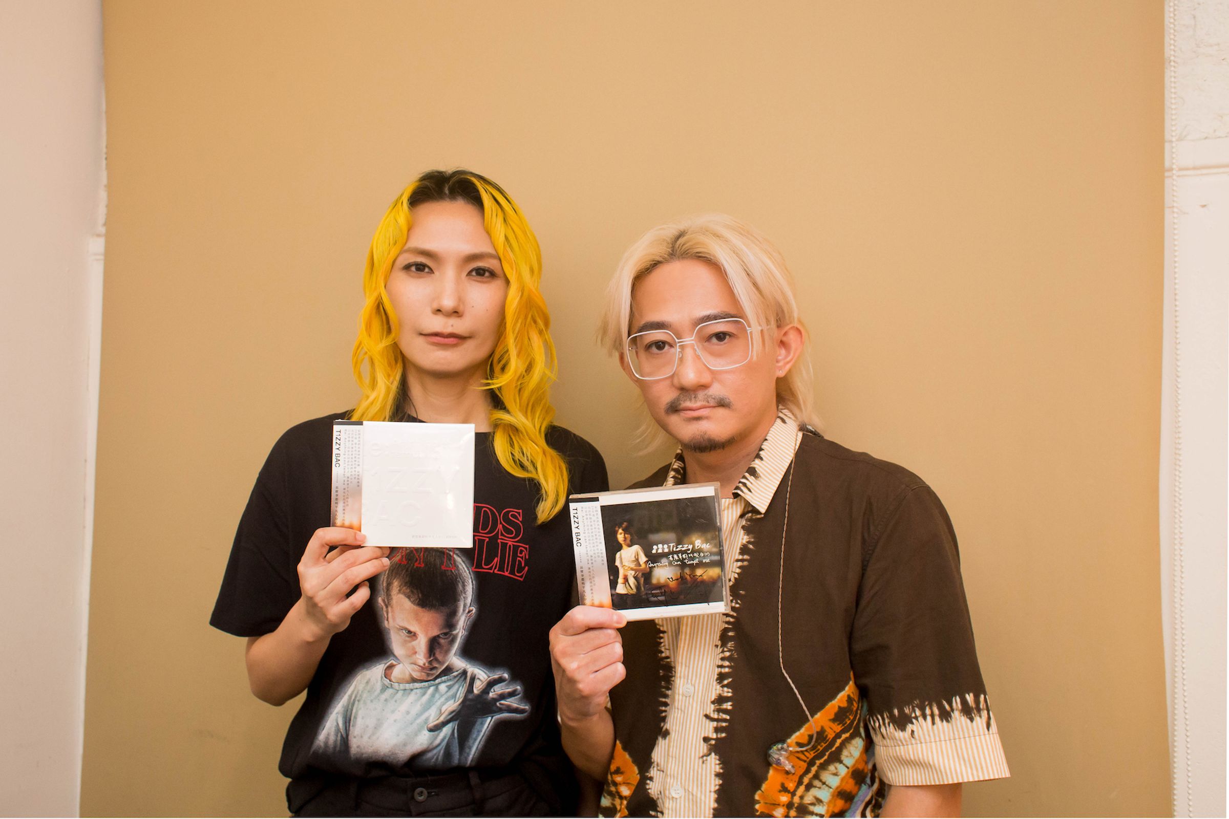 Tizzy Bac特別製作有紀念意義的「2023版本專輯紀念側標」送給歌迷。(相信音樂提供)