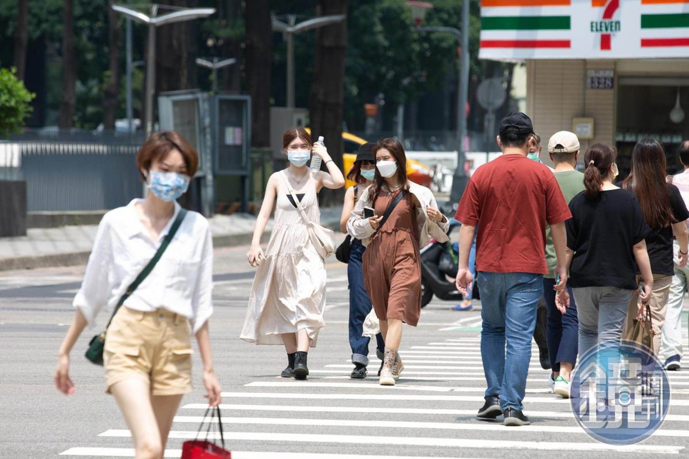 今日各地高溫可達31到35度,出門需留意天氣變化並攜帶雨具備用。(本刊資料照)