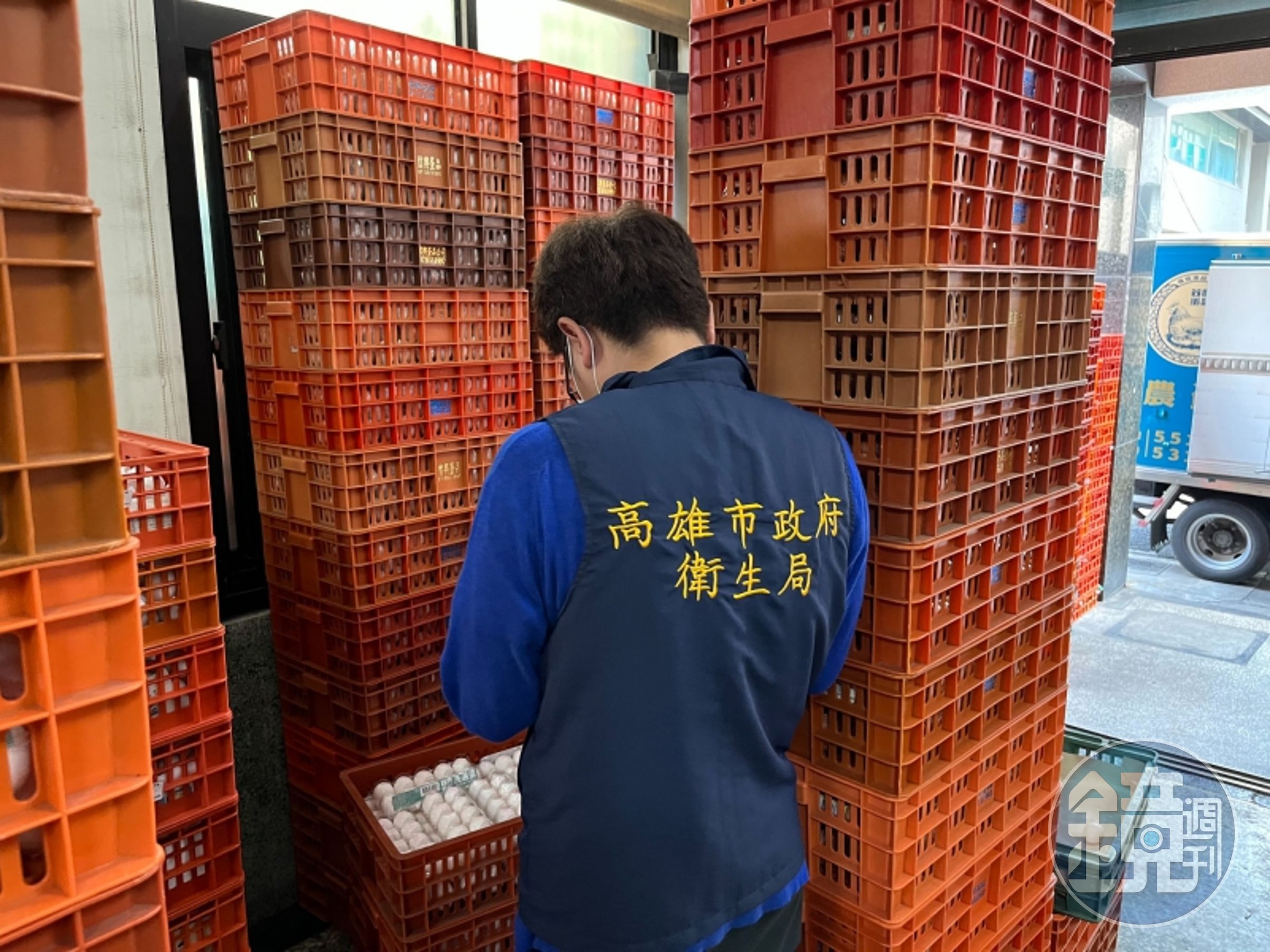 高雄市衛生局派員執行蛋品稽查。（高雄市衛生局提供）
