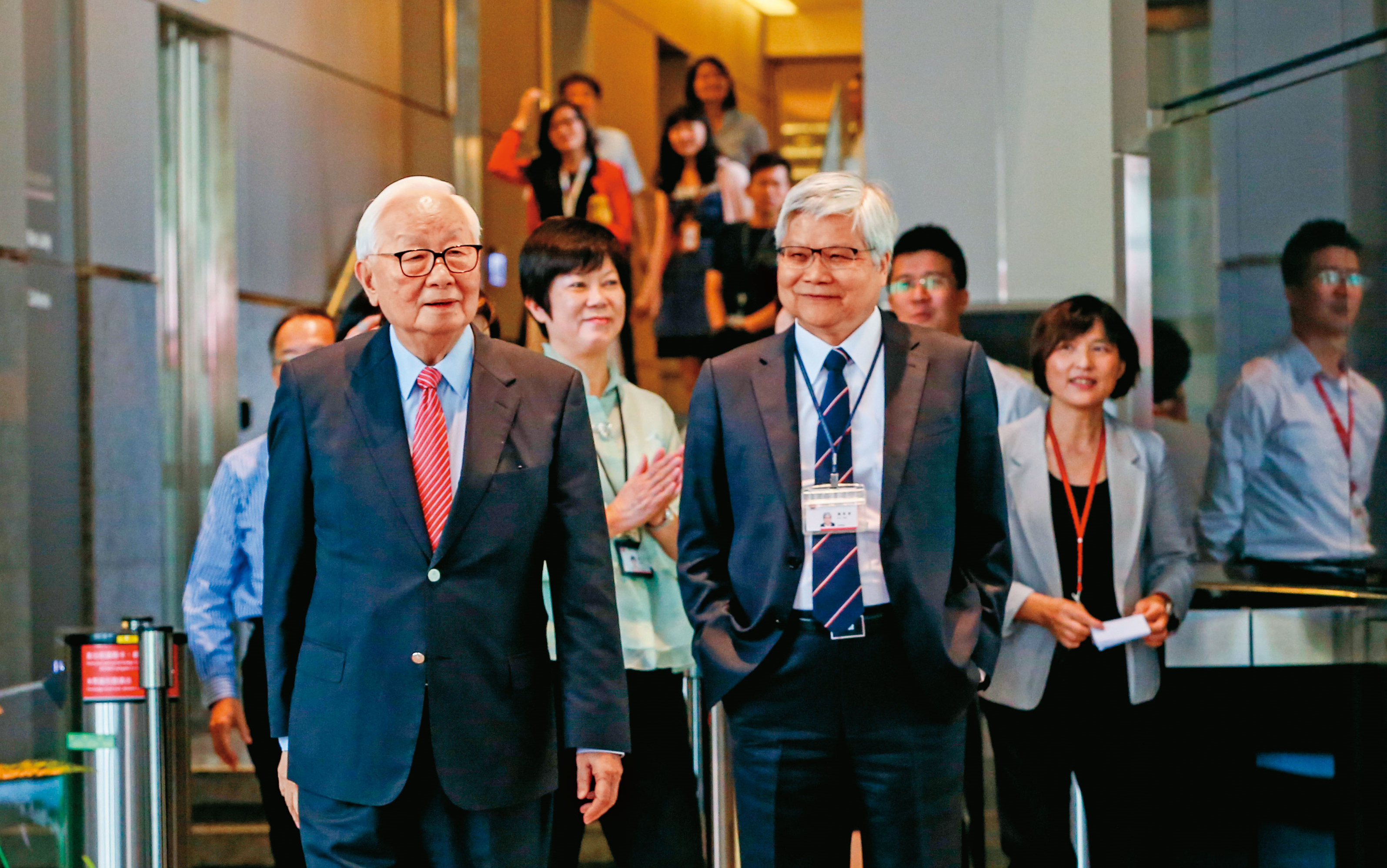 台積電總裁魏哲家到台北信義計畫區辦公室拜訪創辦人張忠謀。