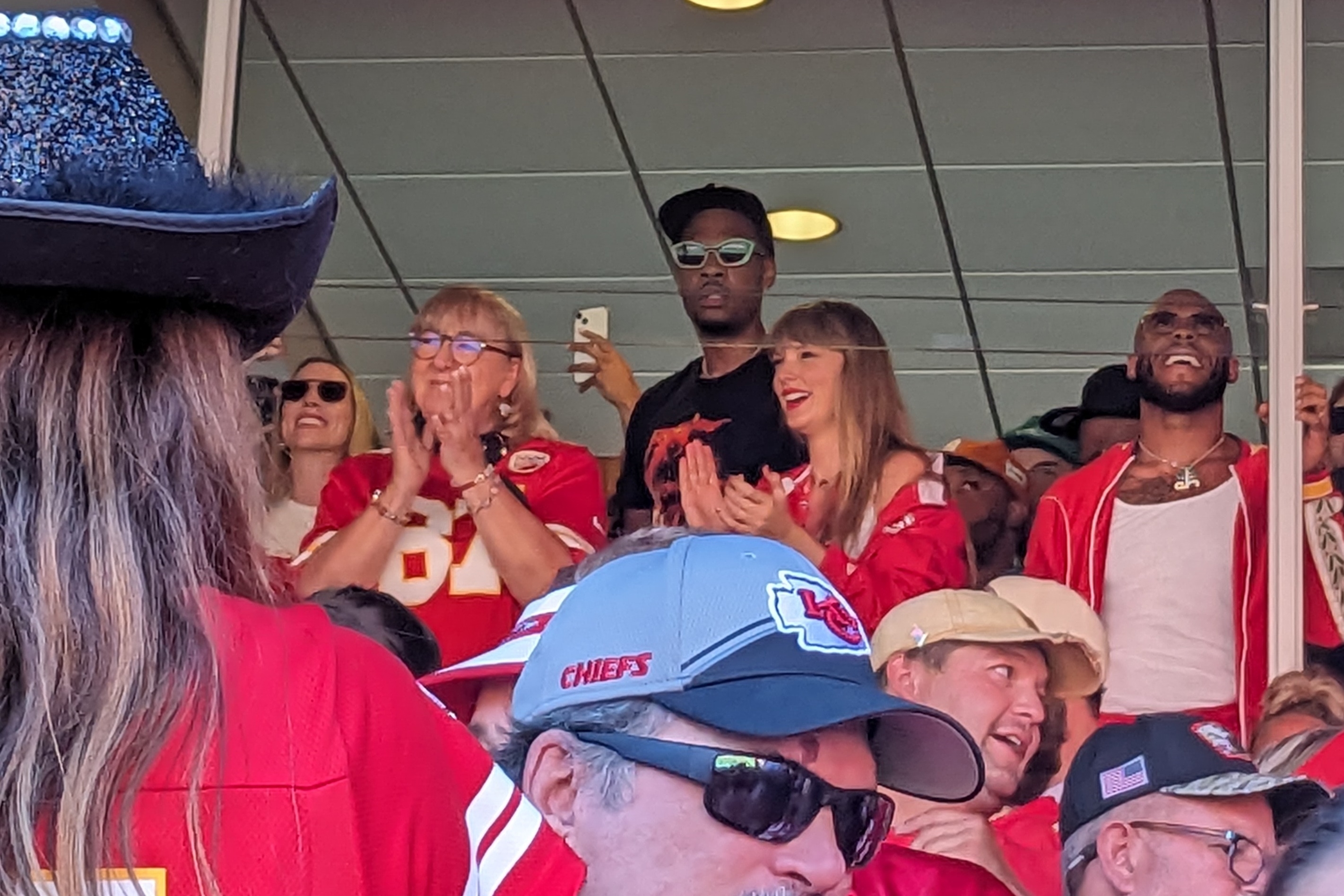 泰勒絲（中）與緋聞對象崔維斯的母親唐娜（左），一起現身在球賽包廂，替崔維斯凱爾西加油。（東方IC）