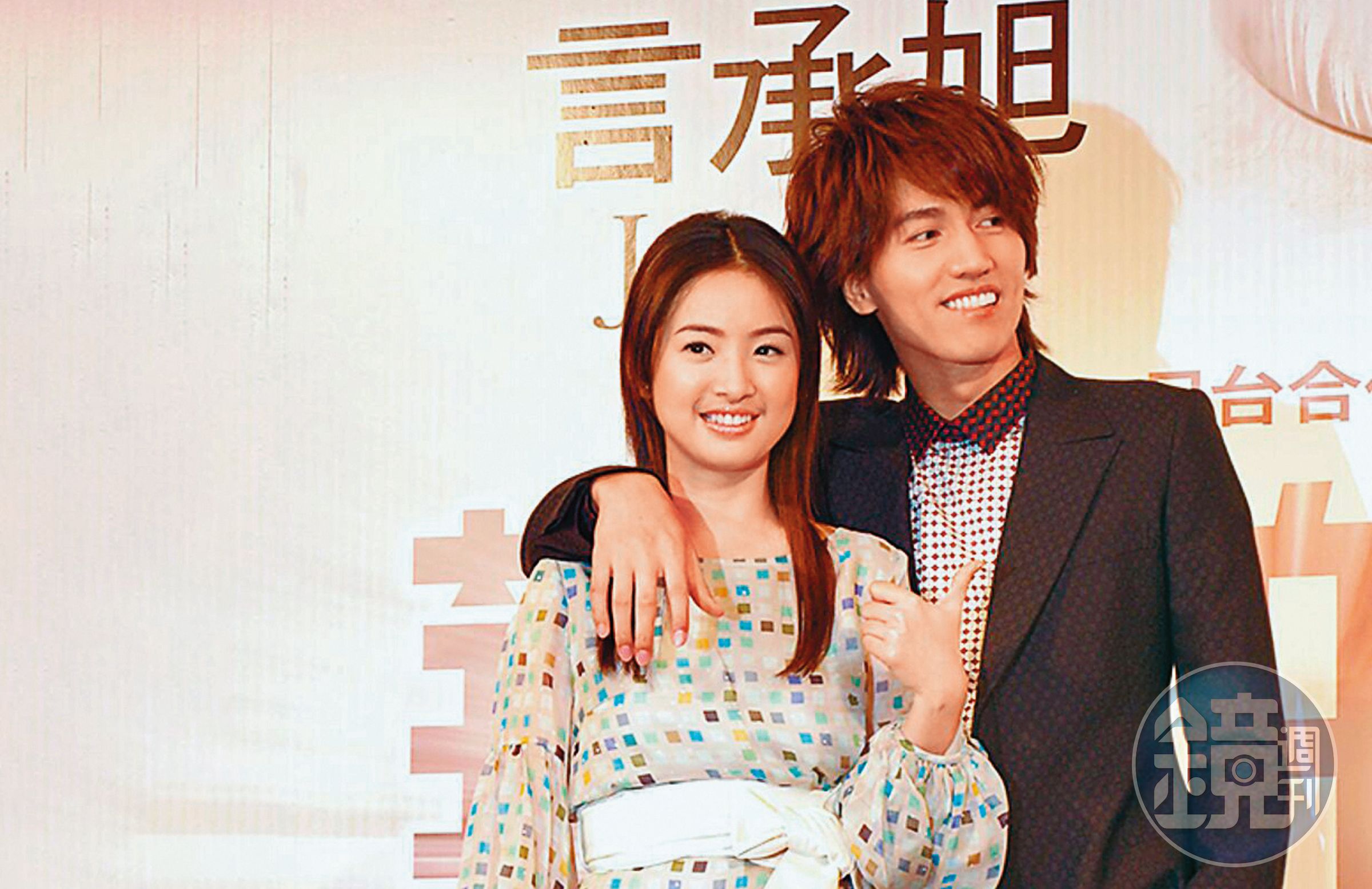 言承旭(右)和林依晨(左)2008年首度為合作《華麗的挑戰》赴日舉行發布會,最後男女主角換人,2011年才正式開拍。(翻攝自新浪娛樂)
