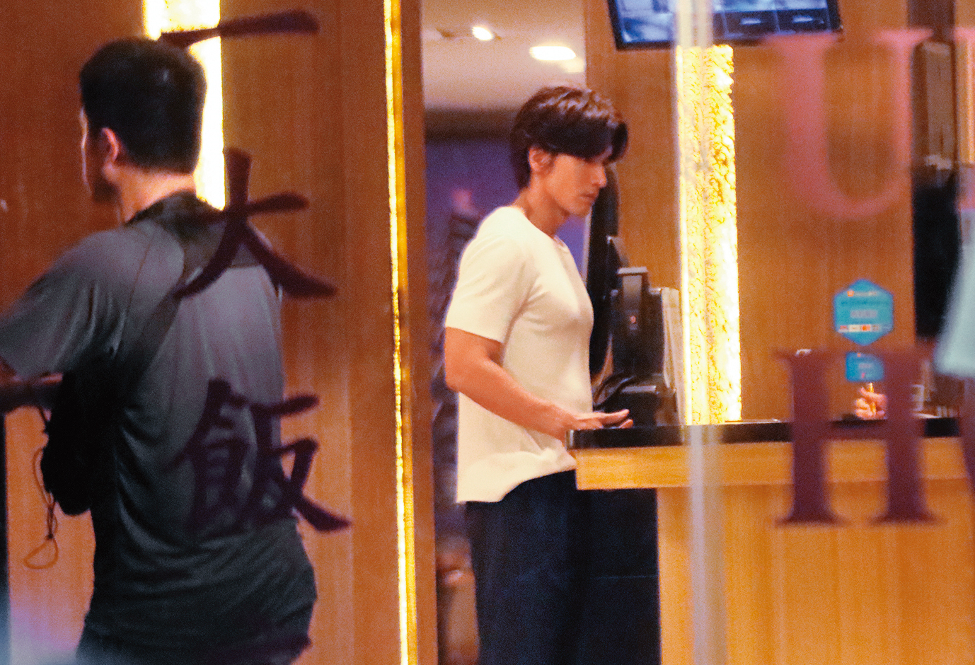 9/22 18:00 言承旭現身，似乎正拍攝登記入住旅館的戲分，他穿著白上衣、黑褲子，相當低調。