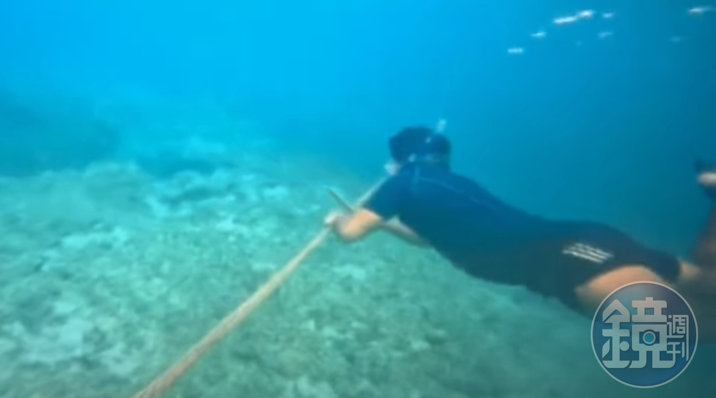 不滿中國在南海黃岩島周遭設立浮動屏障，菲律賓海岸防衛隊已進行相關拆除作業。（翻攝自菲律賓海岸防衛隊臉書）