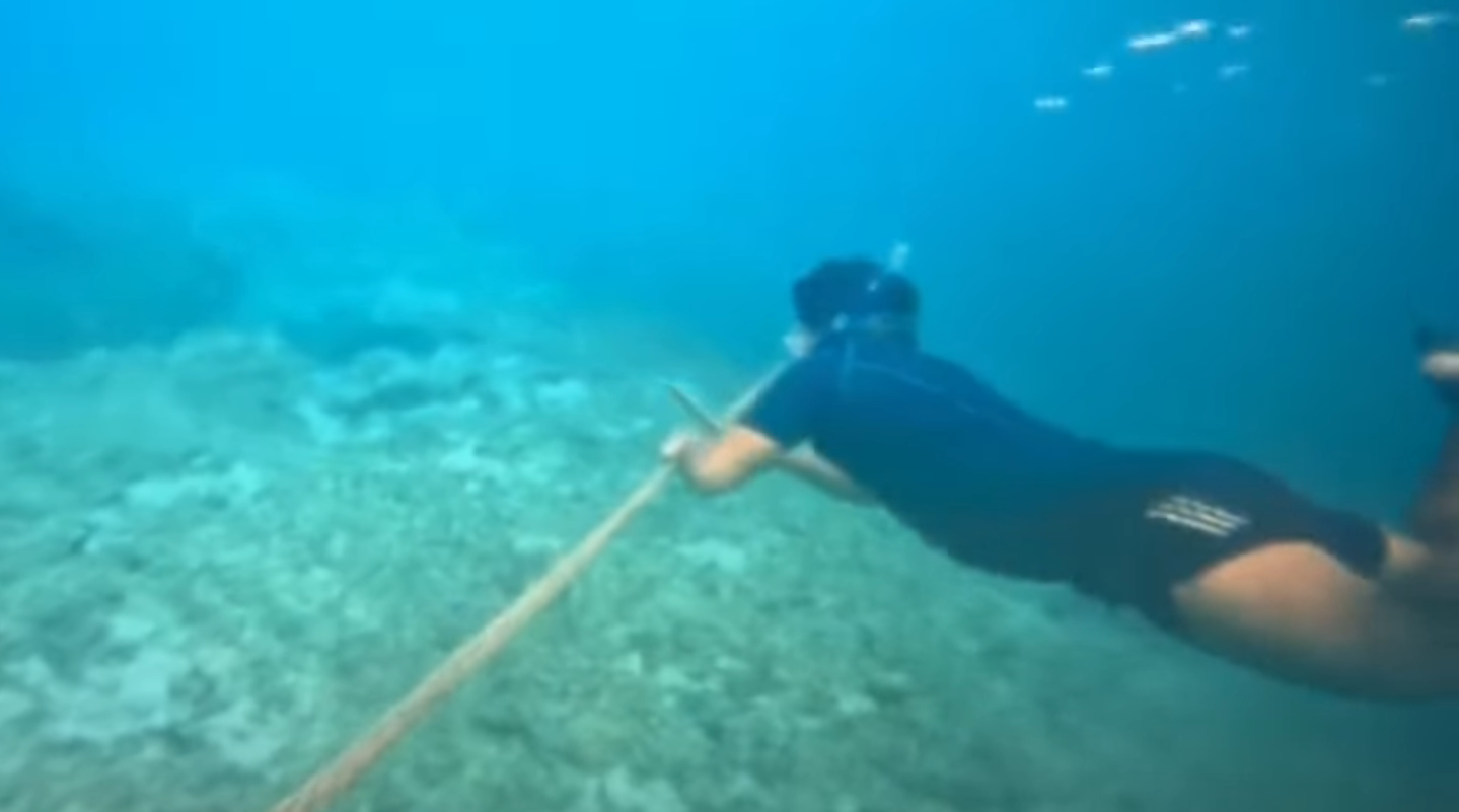 不滿中國在南海黃岩島周遭設立浮動屏障，菲律賓海岸防衛隊已進行相關拆除作業。（翻攝自菲律賓海岸防衛隊臉書）