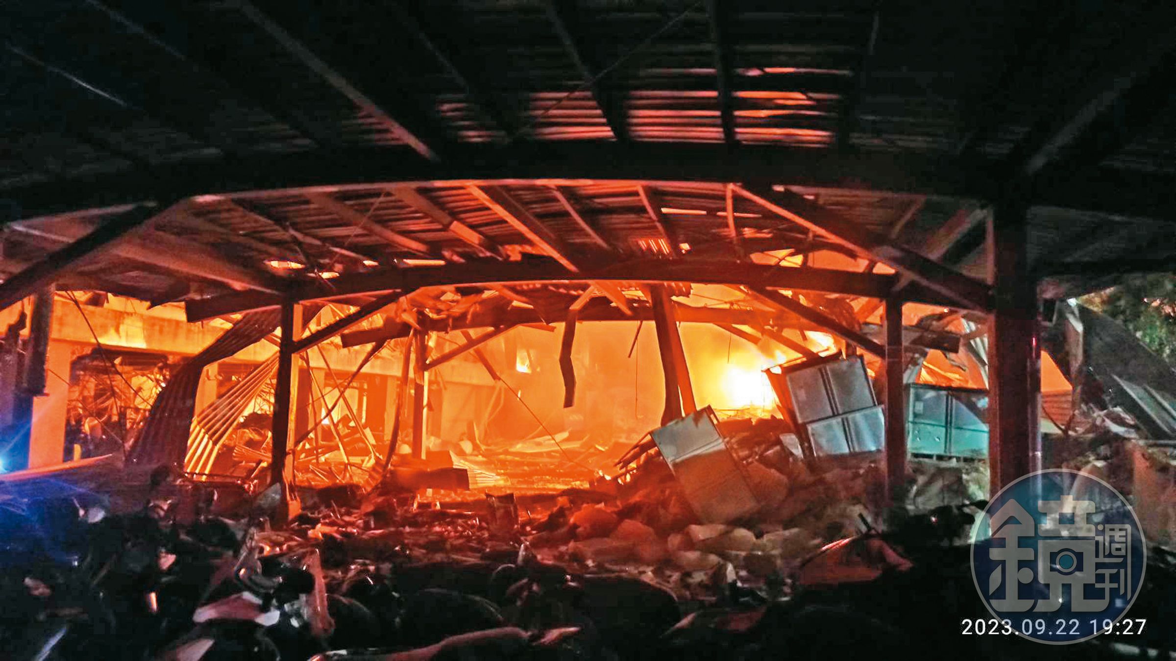 屏東明揚工廠爆炸大火釀嚴重死傷、4名消防員殉職，引發全國關注與討論。（讀者提供）