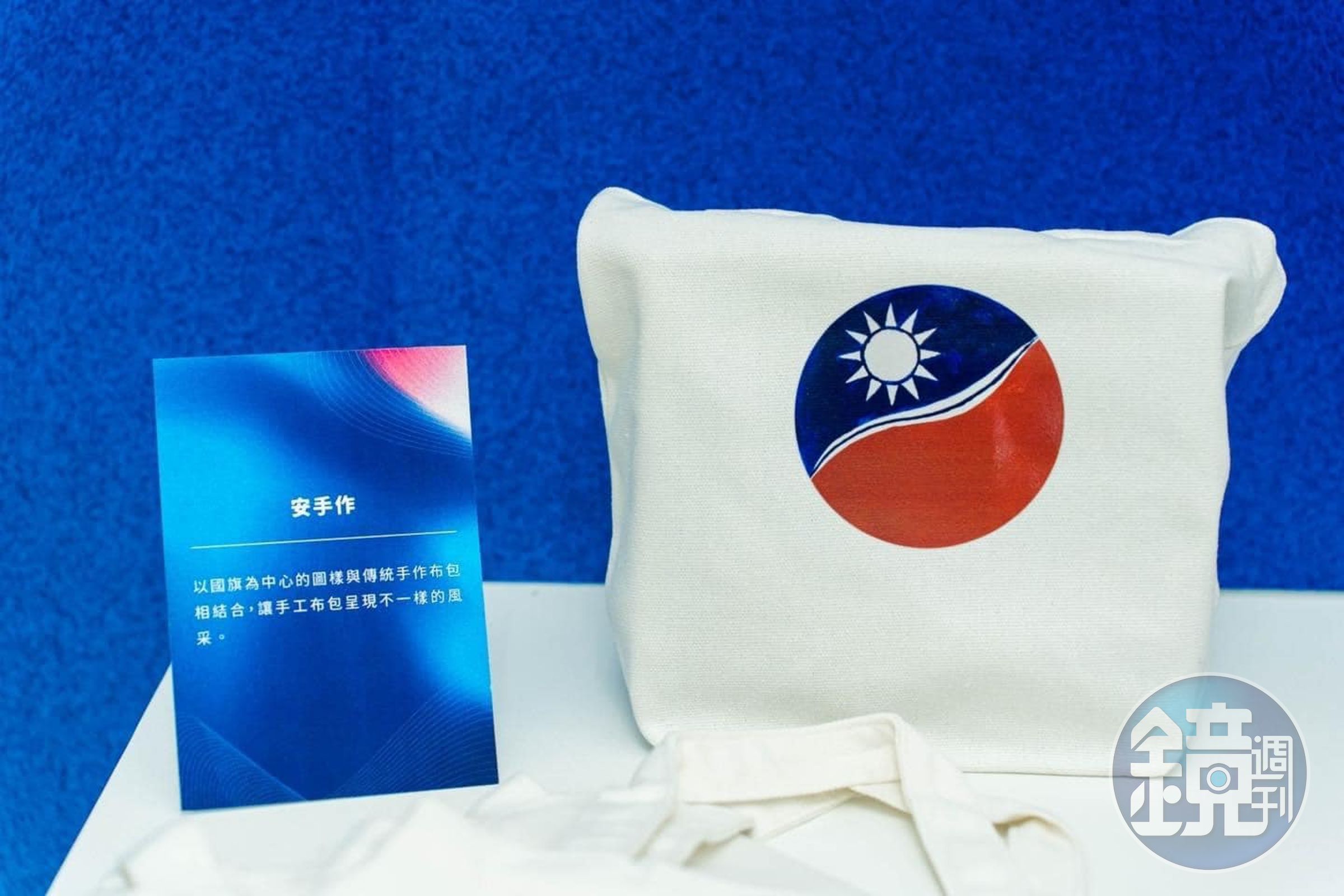 除了涉嫌抄襲庫柏力克熊,這款小布包也被懷疑抄襲百事可樂商標。(翻攝自桃園市政府青年事務局臉書)
