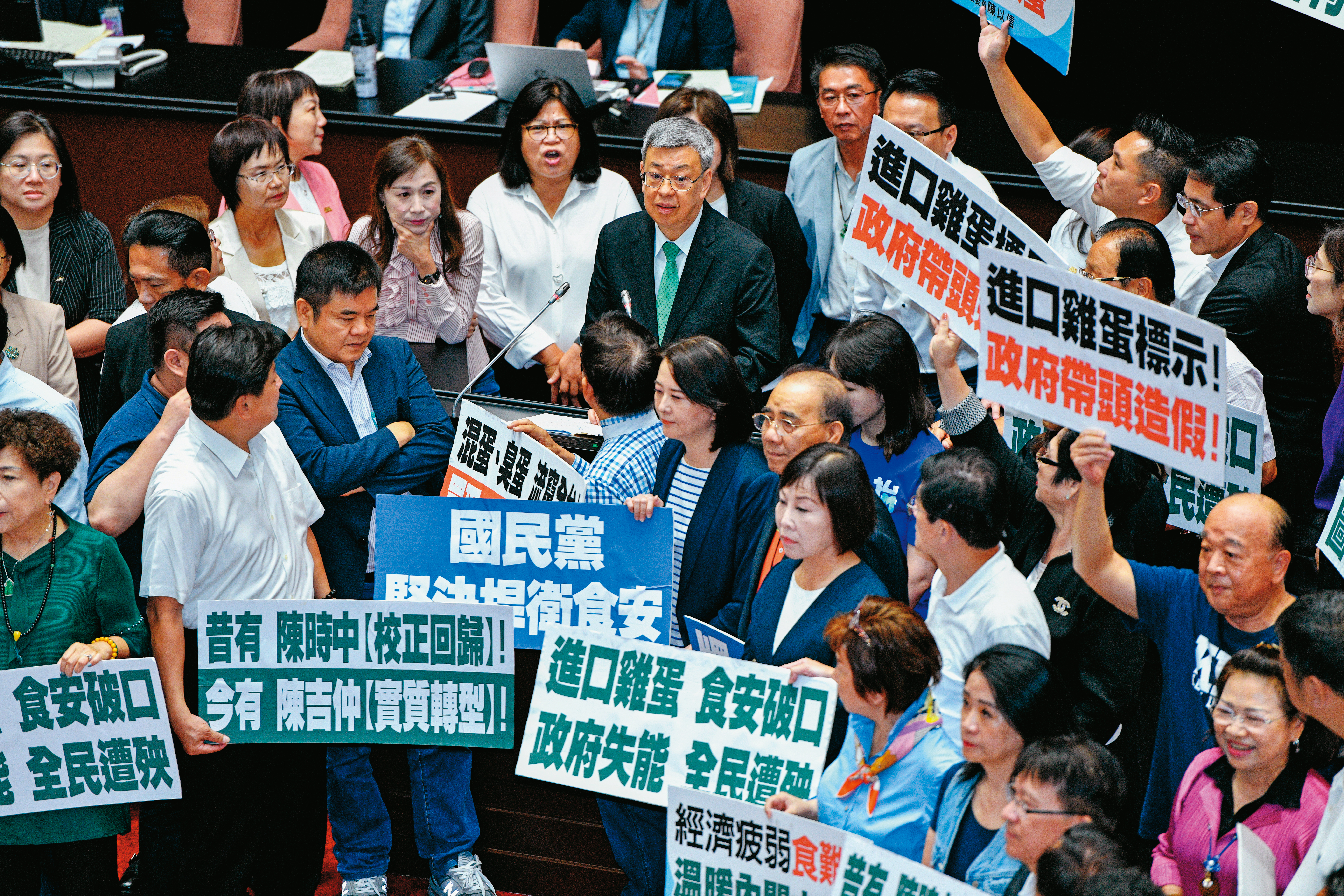 立法院9月22日開議，在野黨強烈質疑進口蛋相關決策。