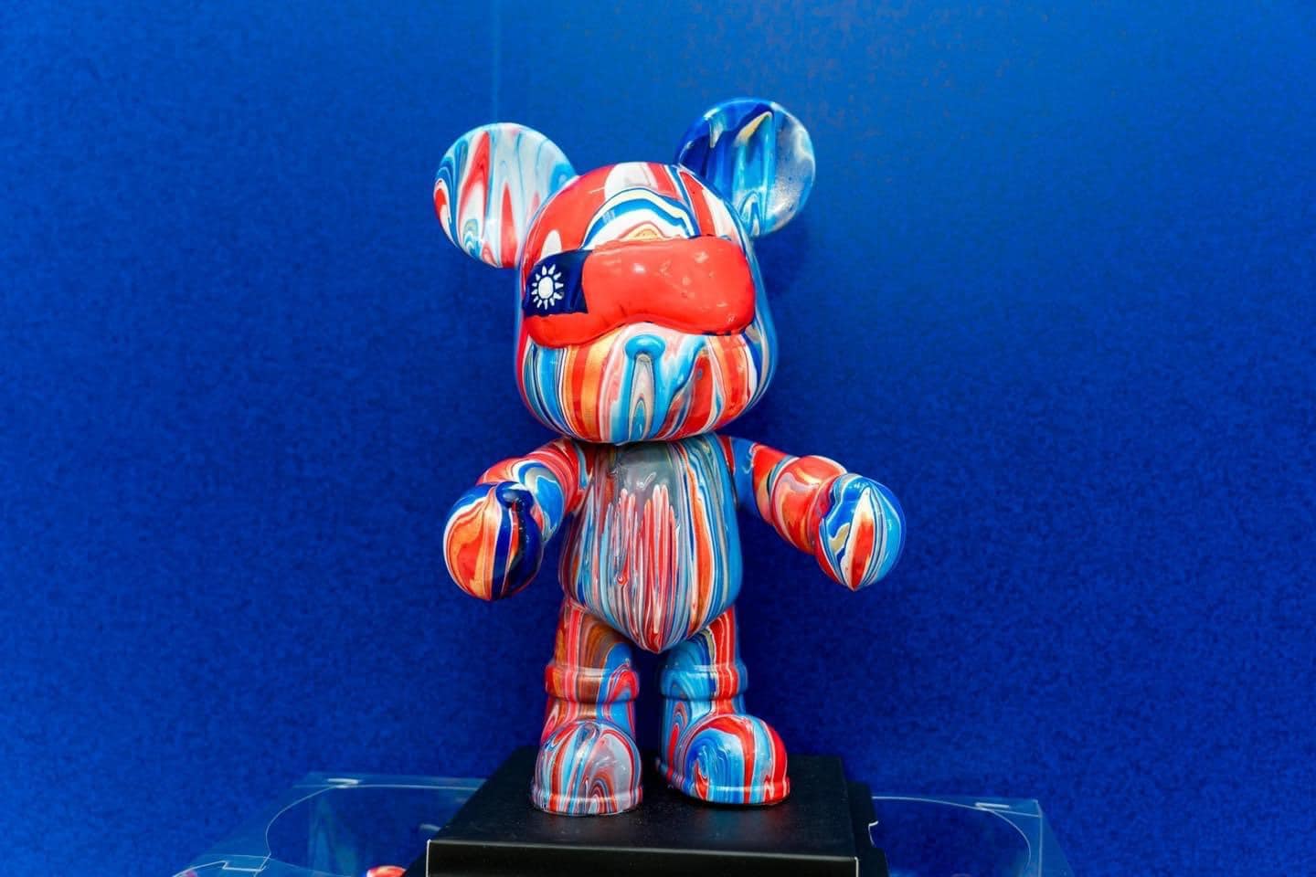 桃園市政府上週公布國慶主視覺聯展記者會上，展出的設計團隊作品遭質疑抄襲日本「庫柏力克熊」。（翻攝自桃園市政府青年事務局臉書）