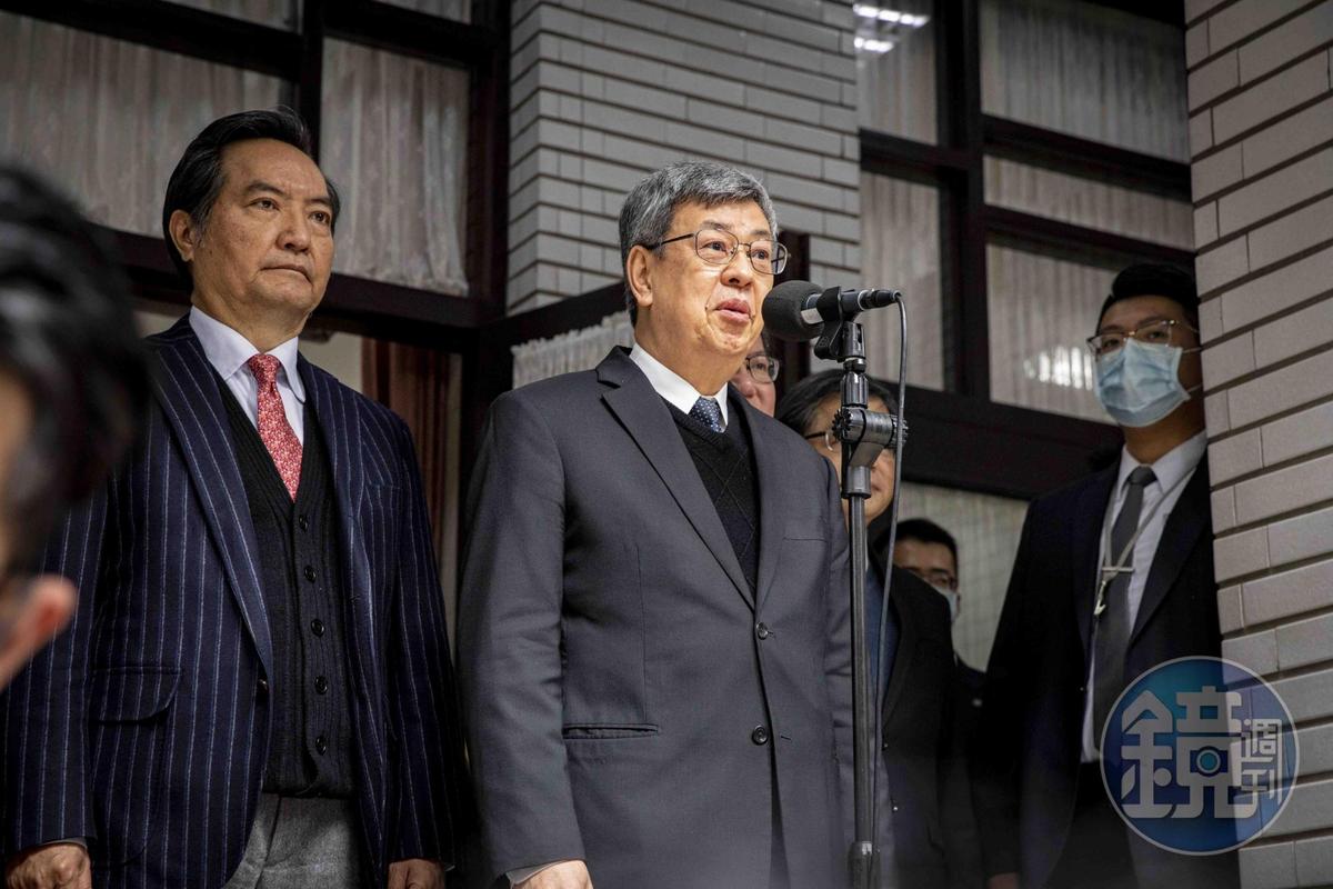 屏東縣府、經濟部對於「明揚國際」堆積過量過氧化物引起爆炸一案，外界質疑中央地方踢皮球，陳建仁（中）出面回應。（本刊資料照）