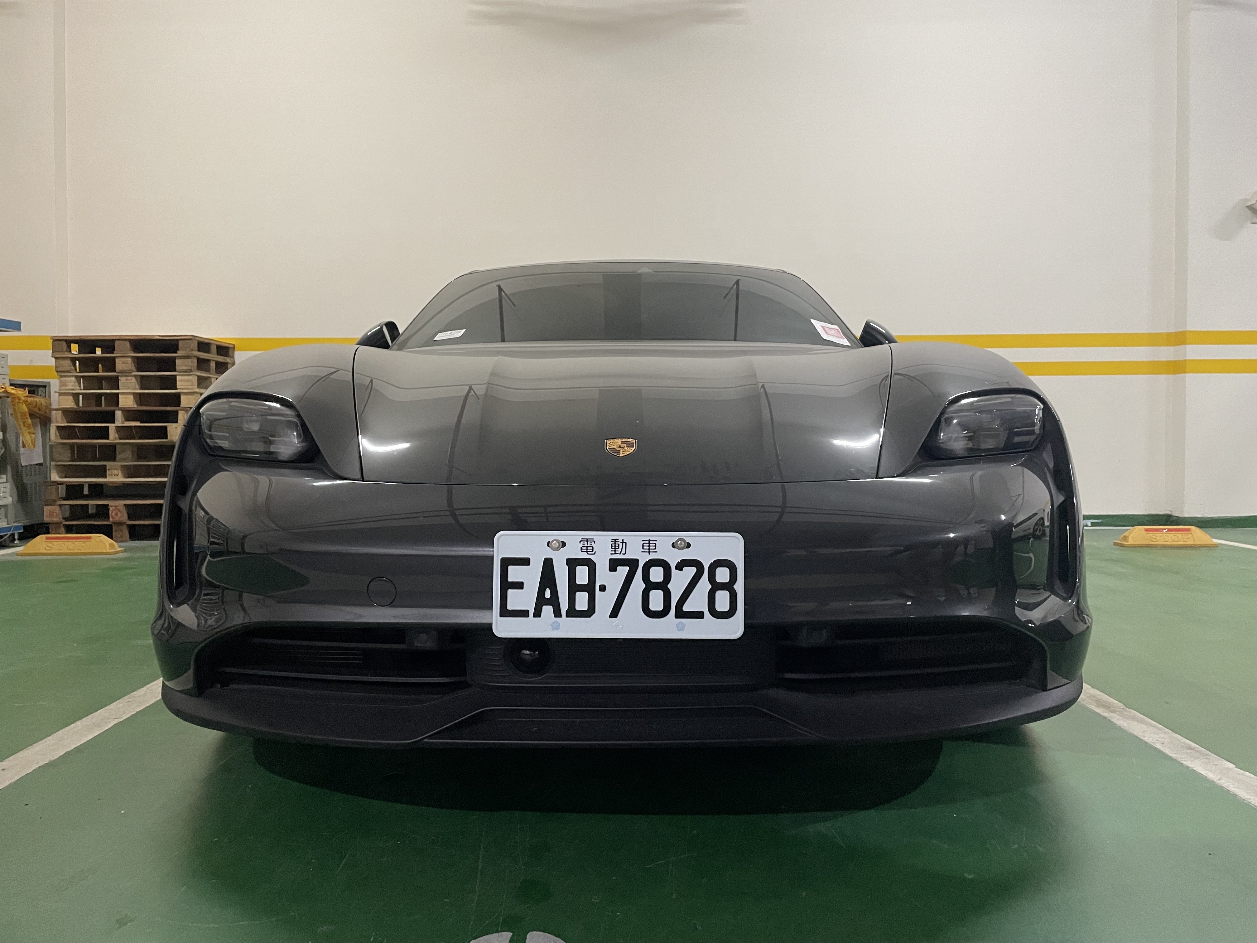 執行署士林分署將拍賣一台保時捷電動車。（執行署士林分署提供）
