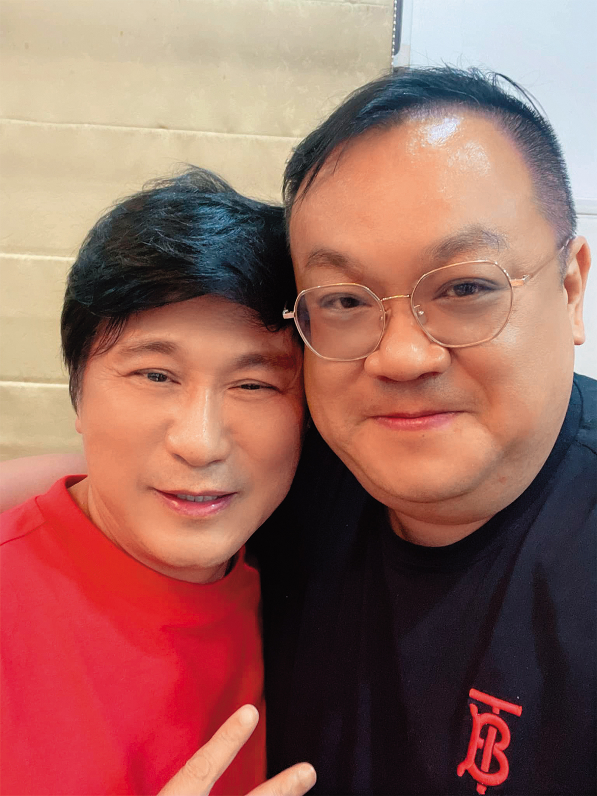 胡瓜(左)與熊霓的爸爸(右)貼臉合照,可見得熊爸也是擅長交遊而且很會拉近人際距離。(翻攝自熊哲良臉書)