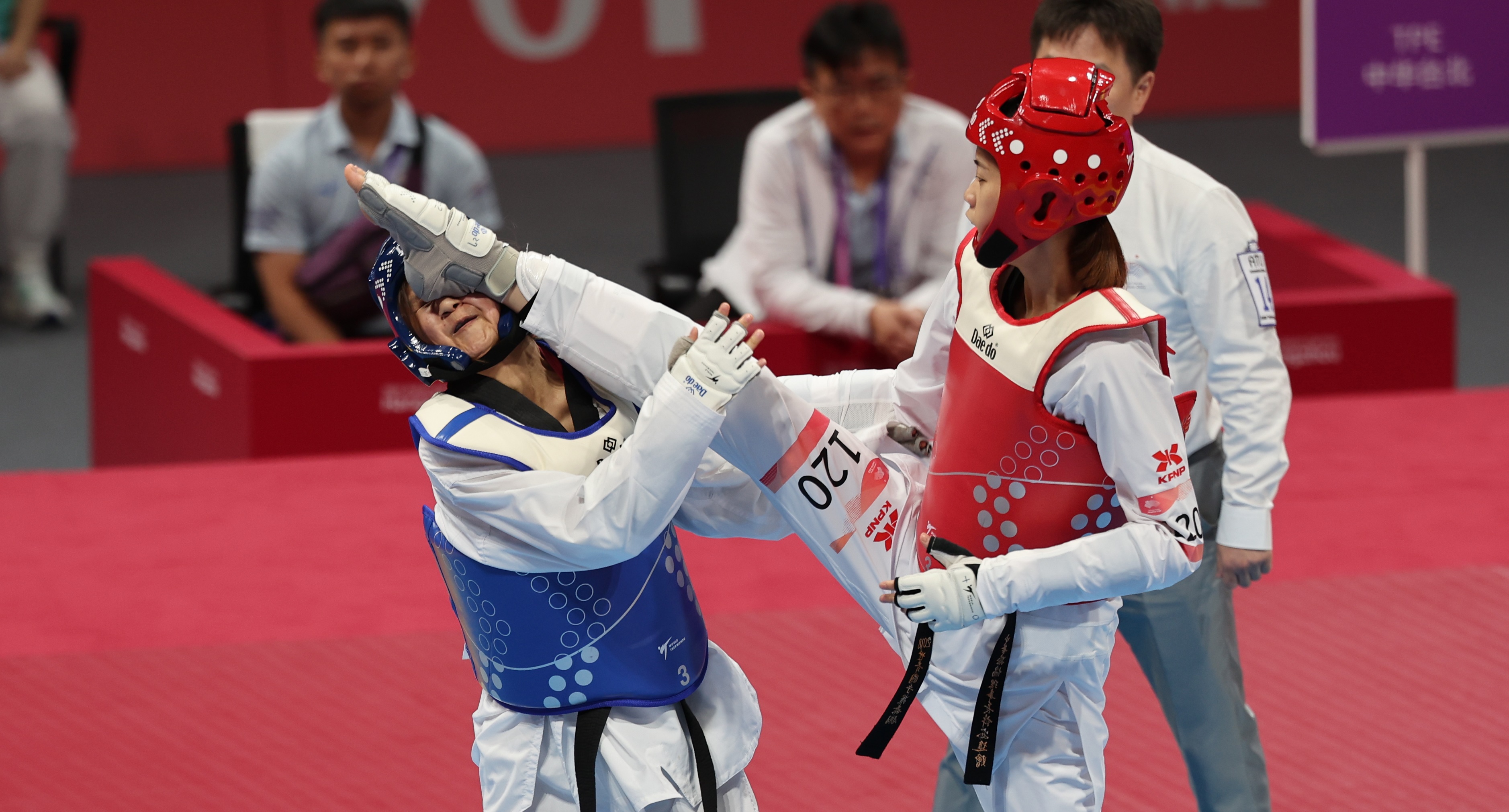 羅嘉翎16強對上不丹選手揚琴（Tshering Yangchen），一上場就輾壓只有168公分的對手。（中華奧運林匹克委員會提供）