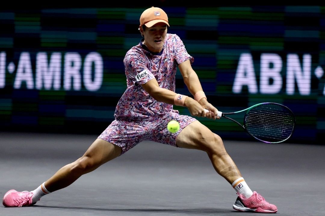 南韓一哥權純雨（圖）亞運網球男單爆冷不敵泰國選手，賽後拒握手還瘋狂摔球拍。（翻攝自SoonWoo Kwon IG）