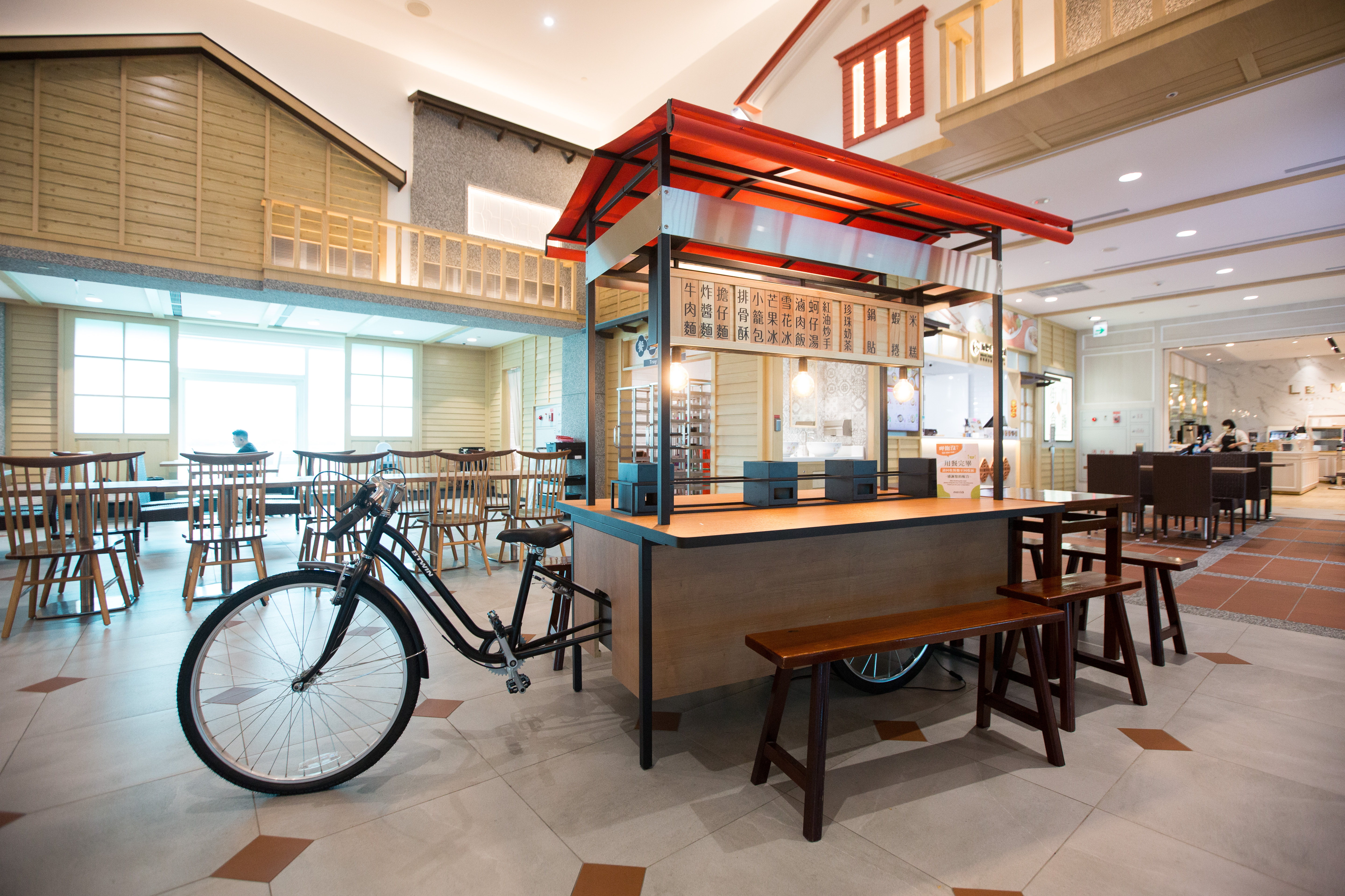 「街口食趣」美食區設置復古腳踏餐車造型坐席，成為吸睛打卡點。