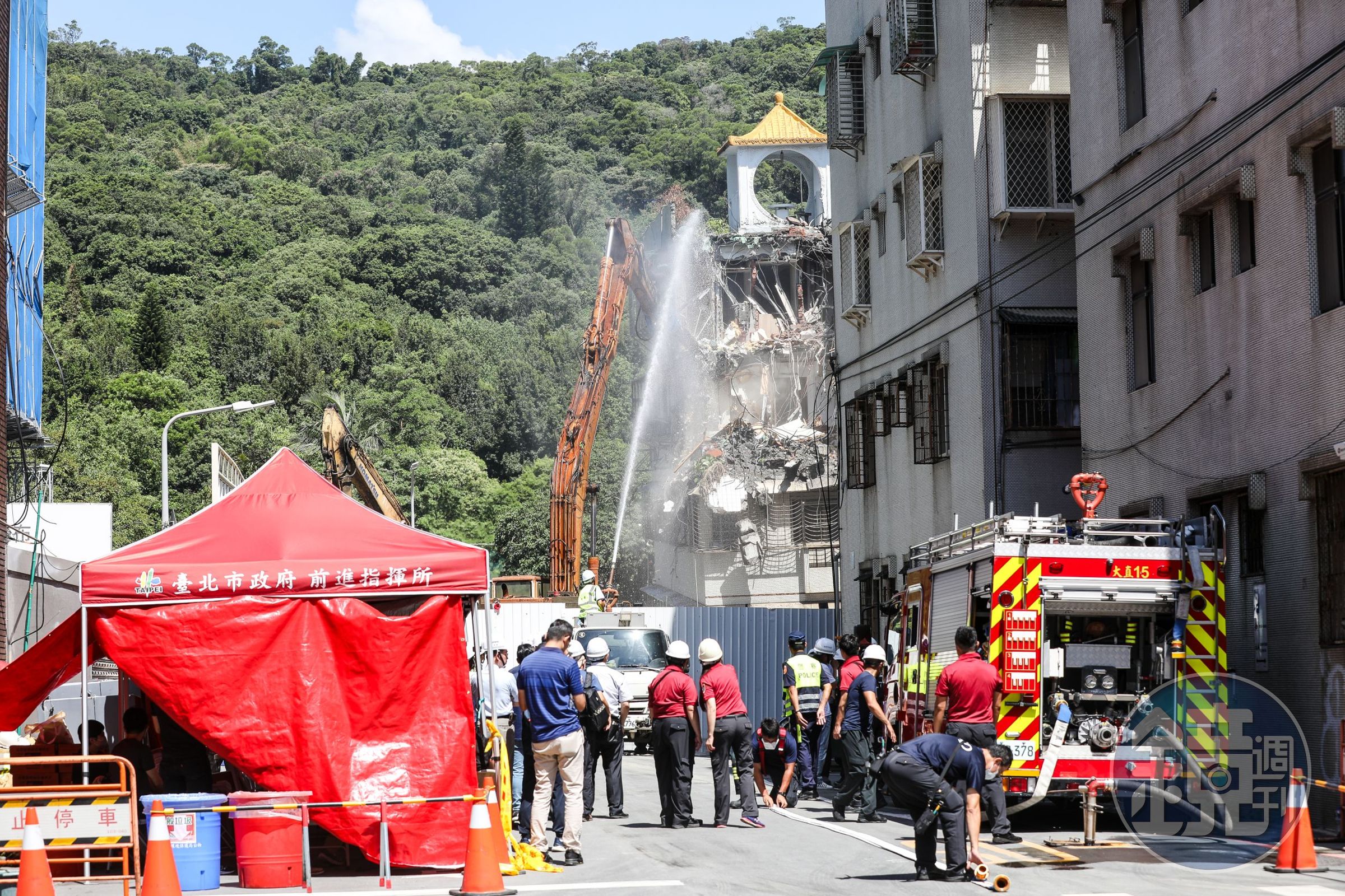 北市府今針對大直街下陷建物進行拆除。