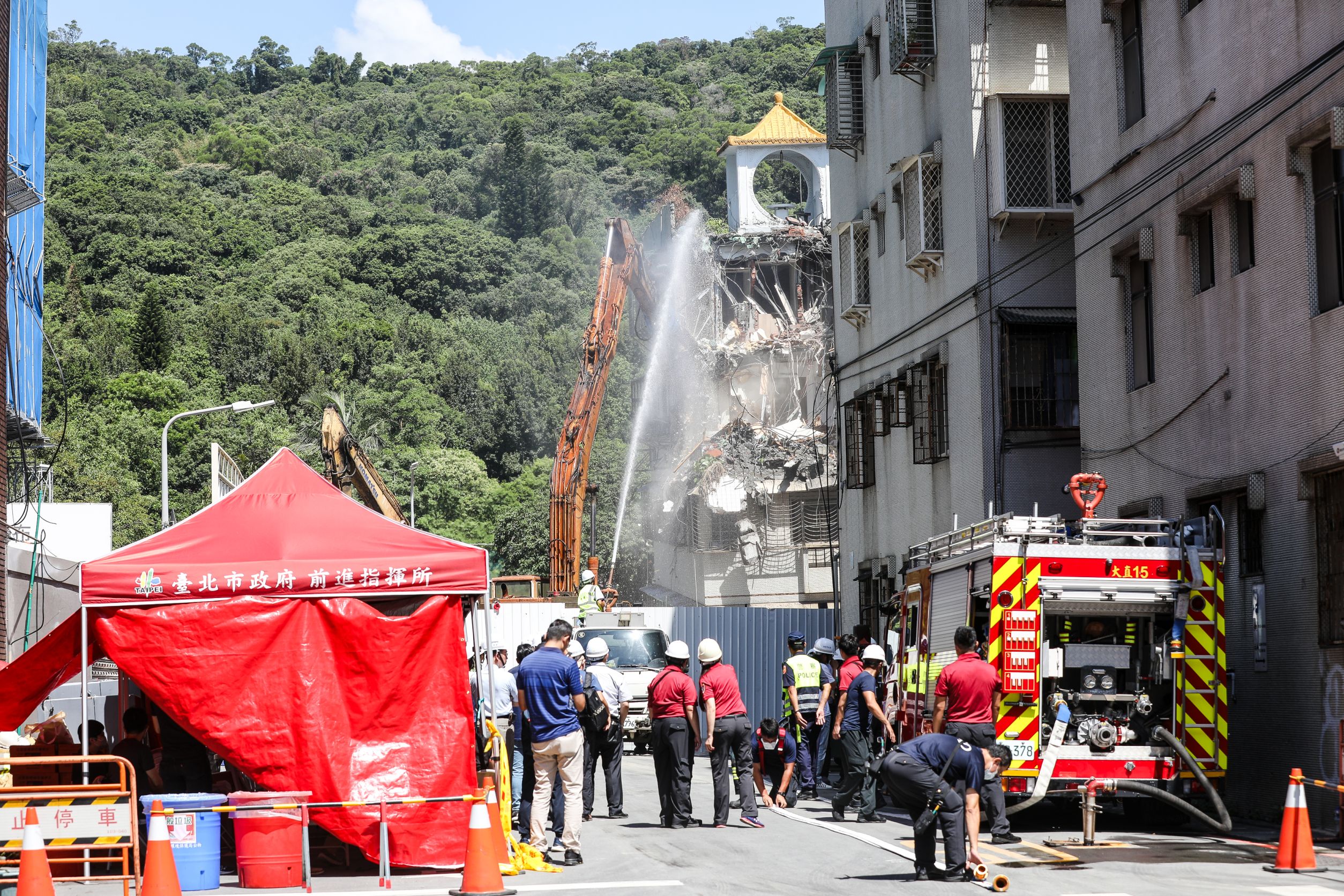 北市府今針對大直街下陷建物進行拆除。
