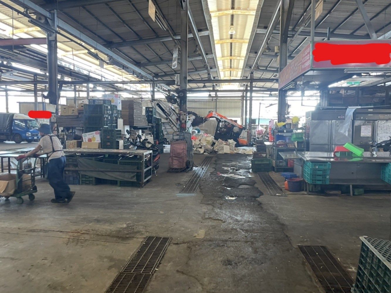 北市環保局9月22日埋伏取締代清業者夾帶外縣市垃圾的違法行為。（北市環保局提供）