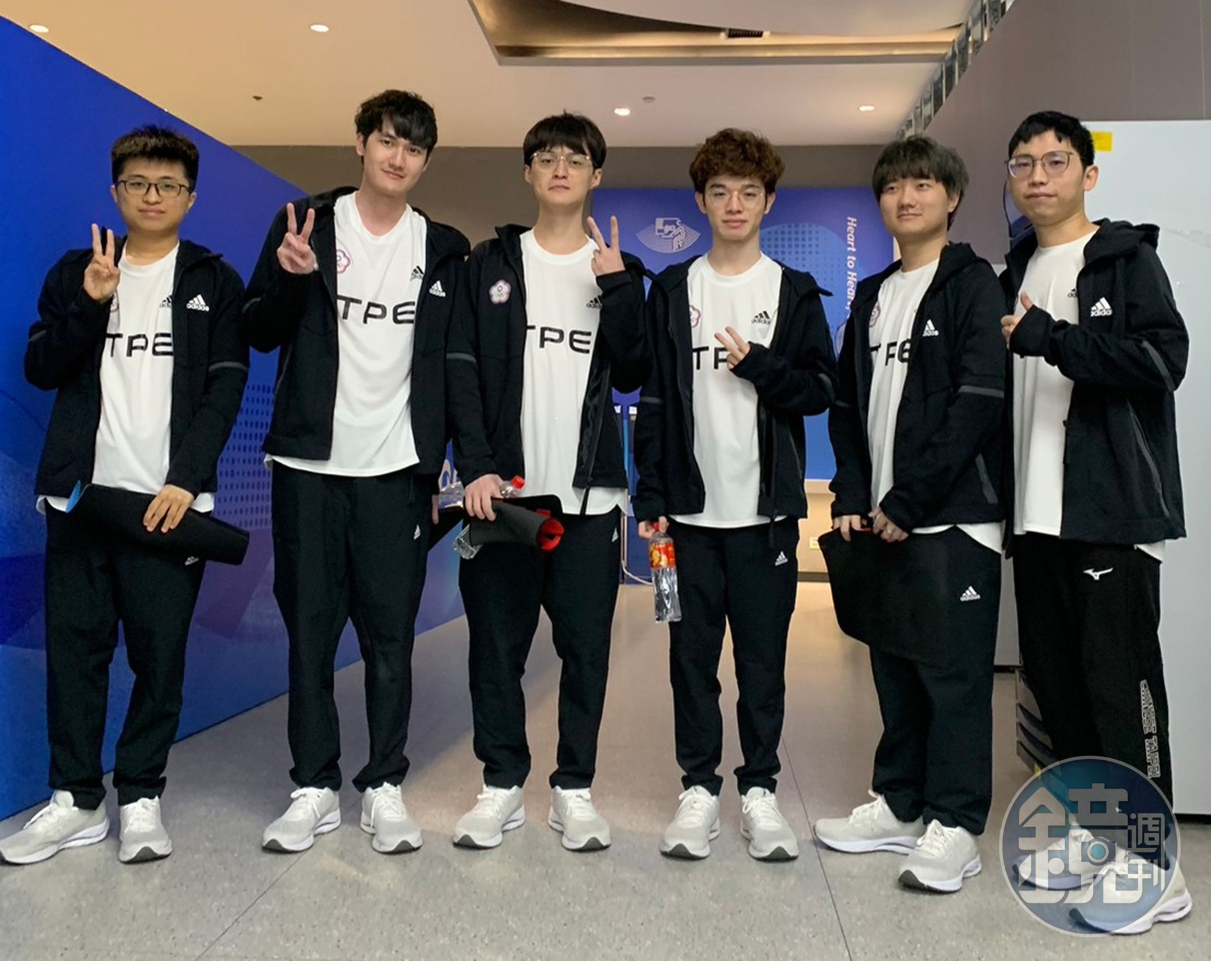 台灣代表隊在《英雄聯盟》小組賽取得2連勝,以C組第一名之姿晉級8強。(中華民國電子競技運動協會提供)