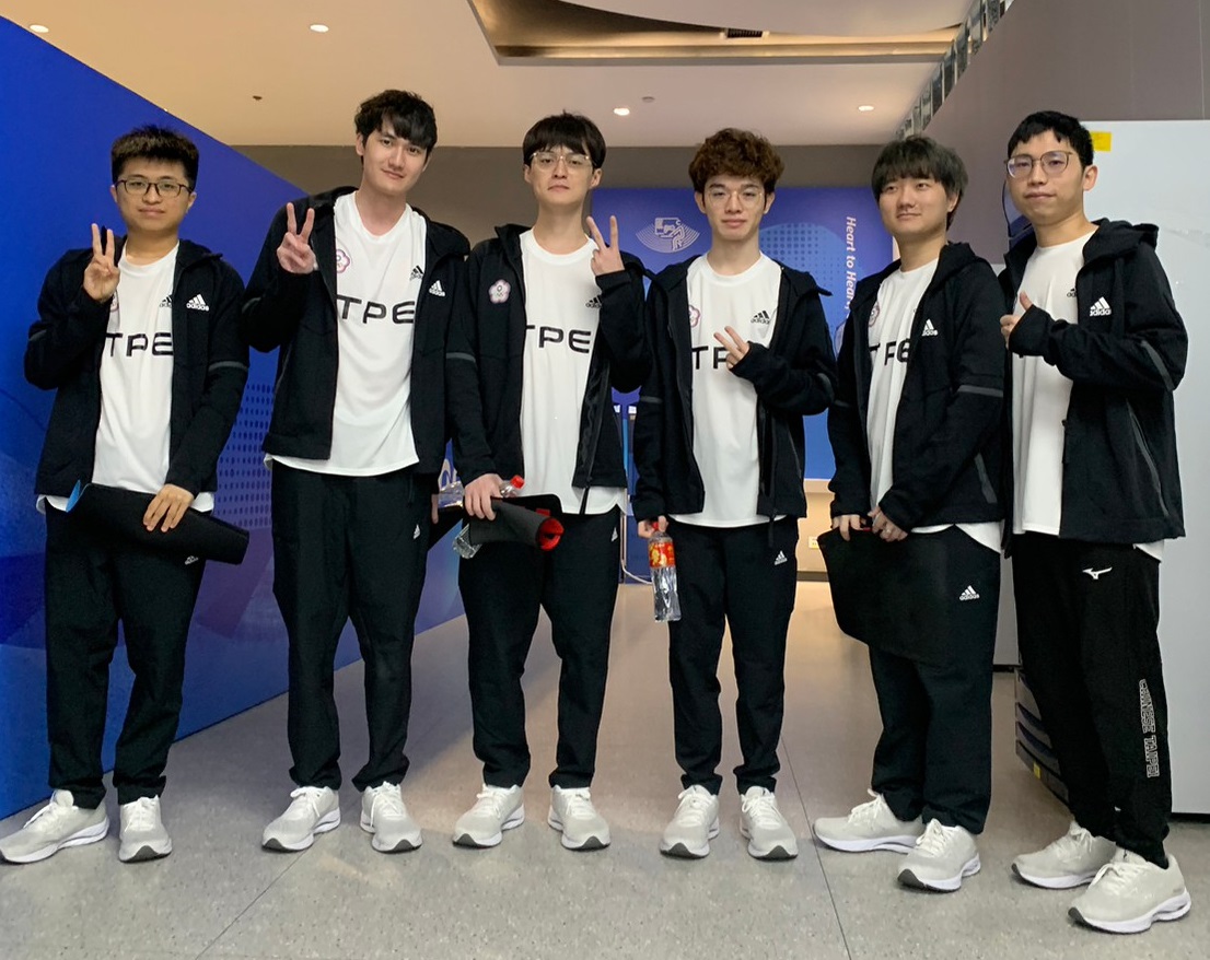 台灣代表隊在《英雄聯盟》小組賽取得2連勝，以C組第一名之姿晉級8強。（中華民國電子競技運動協會提供）