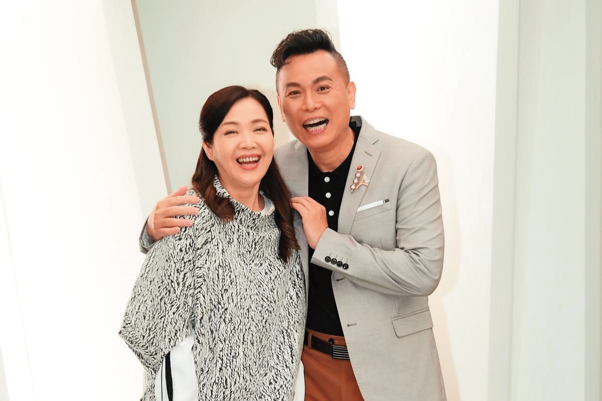 八點檔男星陳霆和資深演員林秀玲是國光藝校同班同學，認識40年後終於在《天道》同台飆戲。（三立提供）