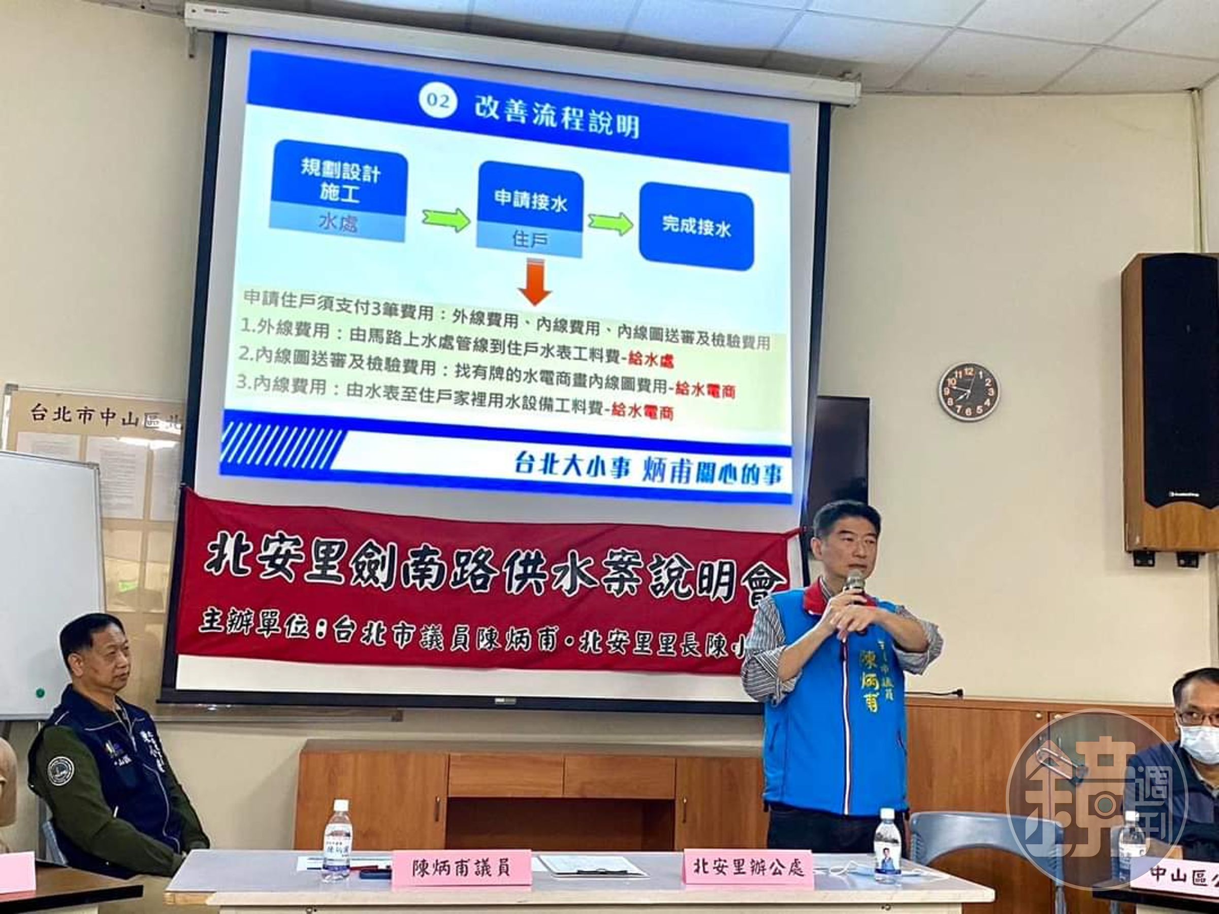 北市大同區重慶北路3段在今年8月嚴重淹水數次，原因在於包含中華電信管線在內的管線阻攔水流。（陳炳甫服務處提供）