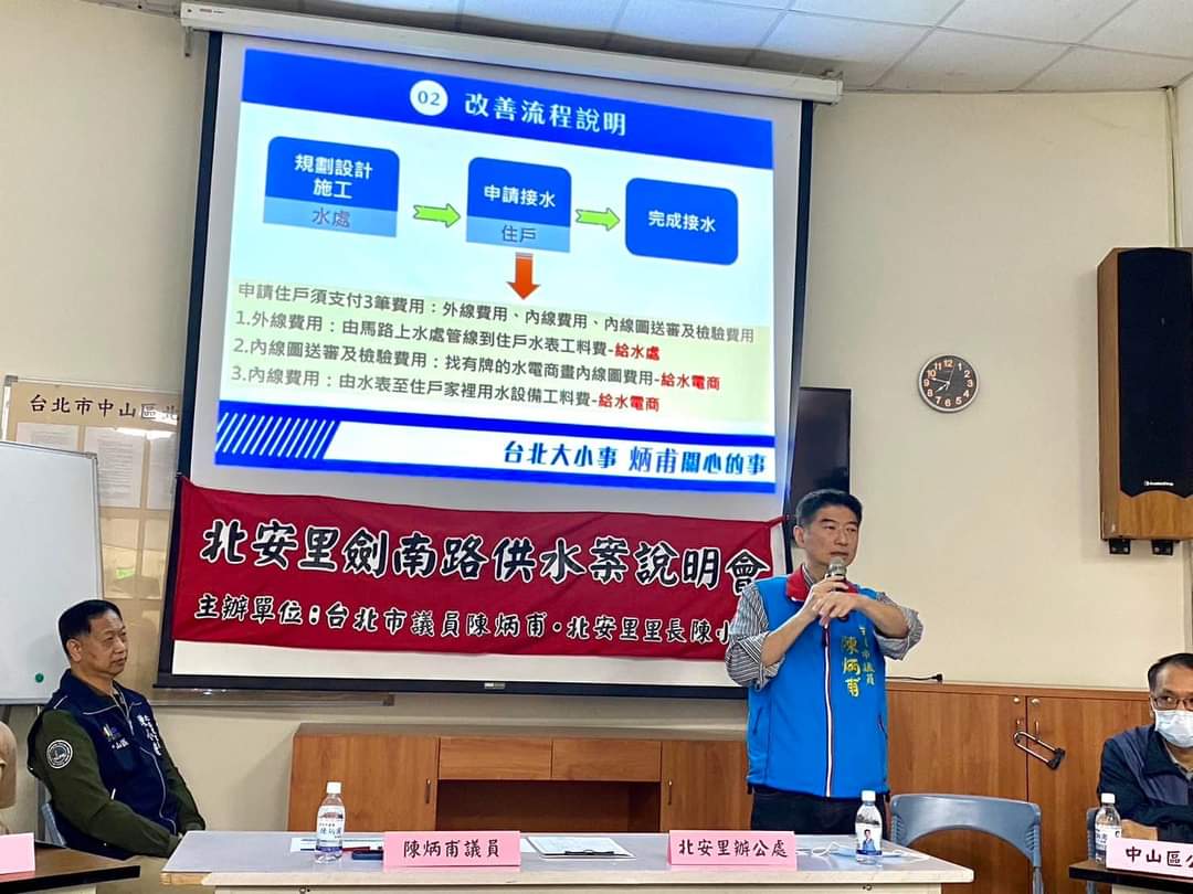 北市大同區重慶北路3段在今年8月嚴重淹水數次，原因在於包含中華電信管線在內的管線阻攔水流。（陳炳甫服務處提供）