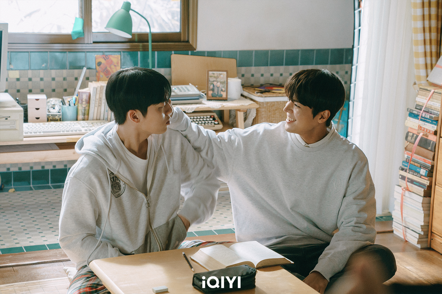 厲雲穿越時空與1995年時還年輕的「爸爸」崔顯旭結為好友。（愛奇藝國際站提供）