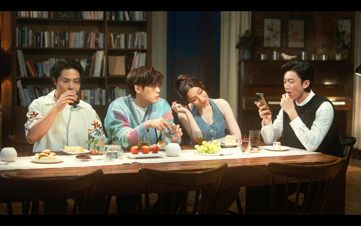 告五人與吳慷仁合拍廣告，第一次當演員的他們在影帝帶領下放鬆演。（相信音樂提供）