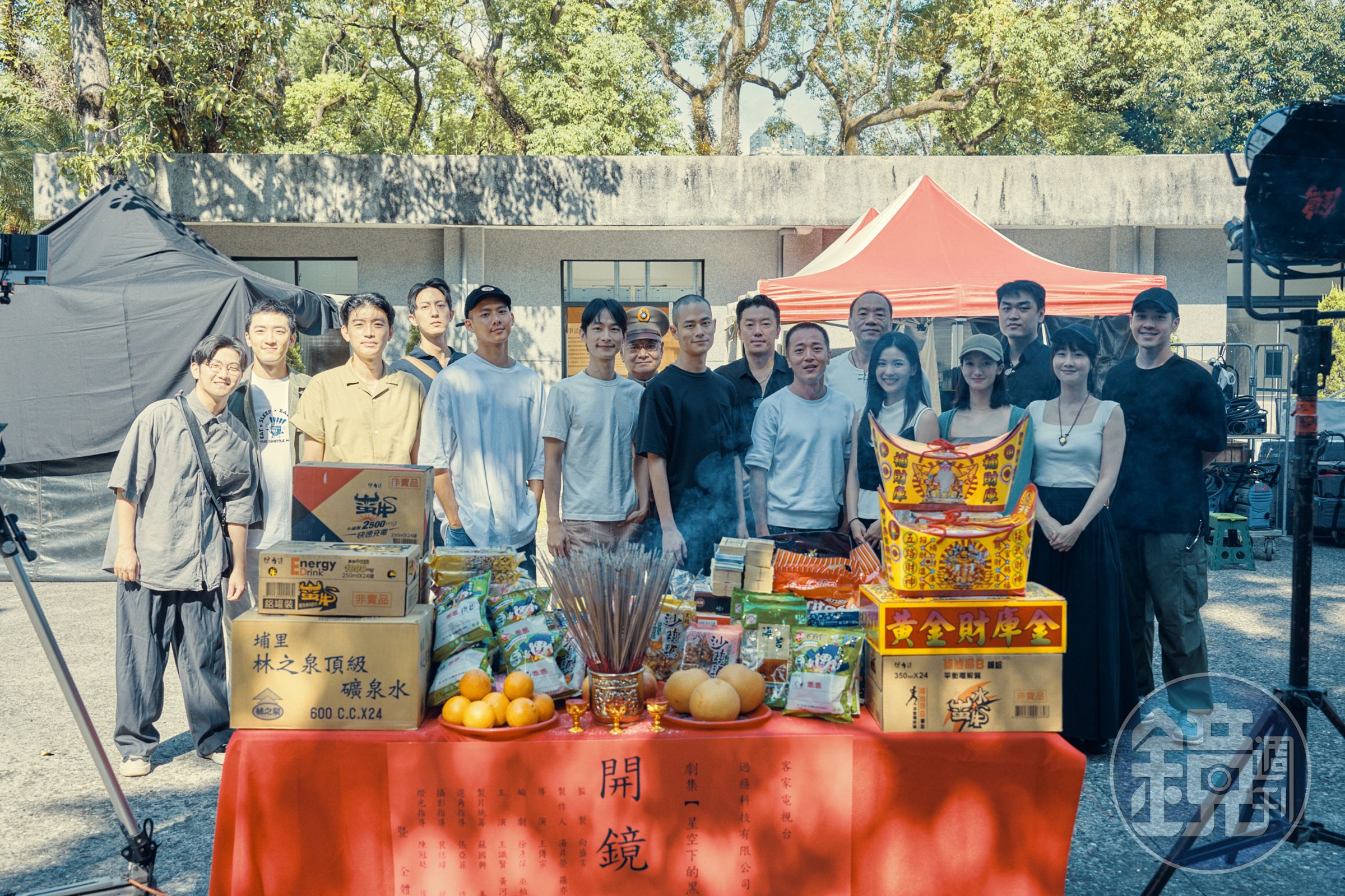 演員群出席《星空下的黑潮島嶼》開鏡儀式，祈求拍攝順利。（客家電視台提供）