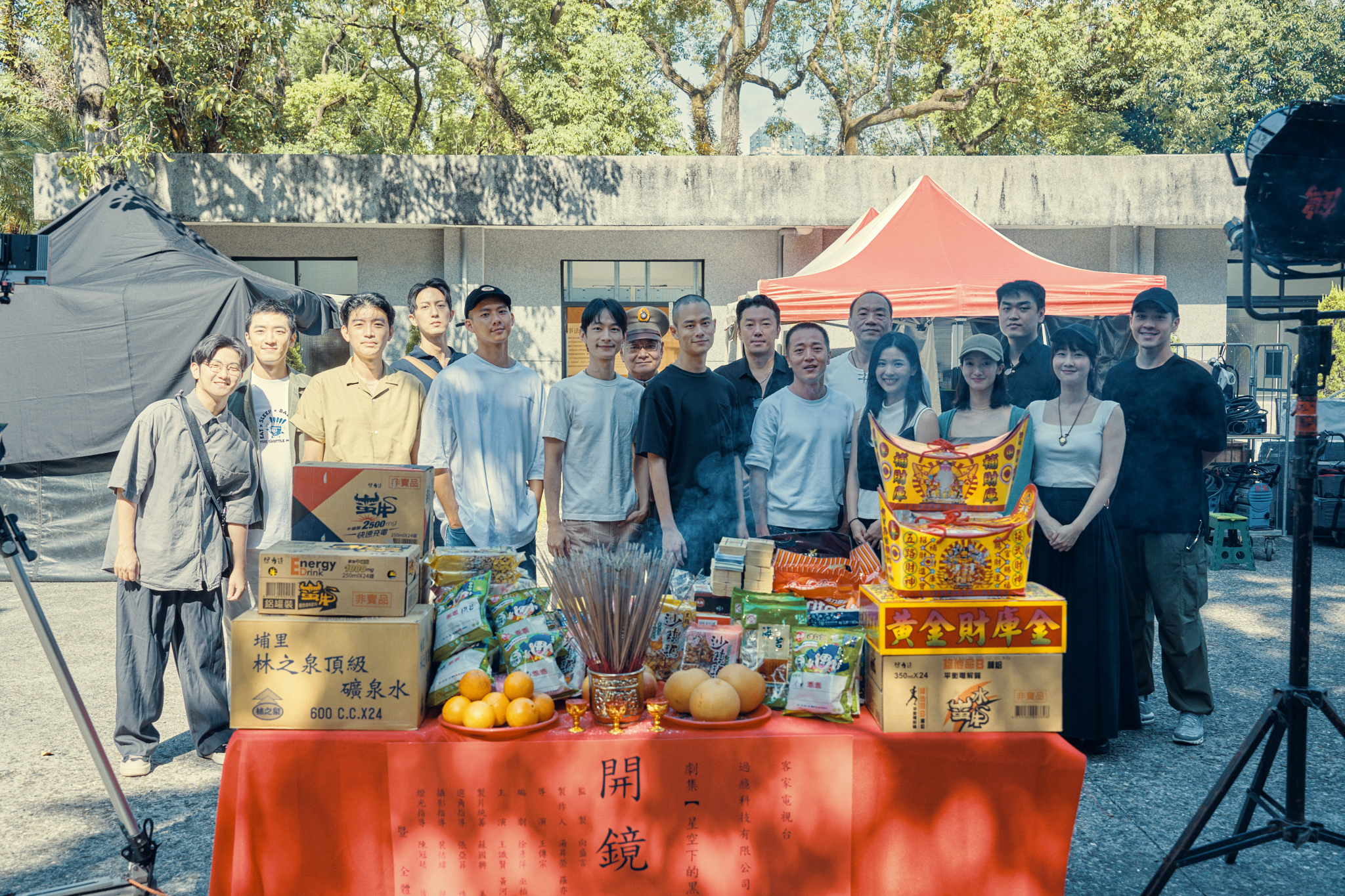 演員群出席《星空下的黑潮島嶼》開鏡儀式，祈求拍攝順利。（客家電視台提供）