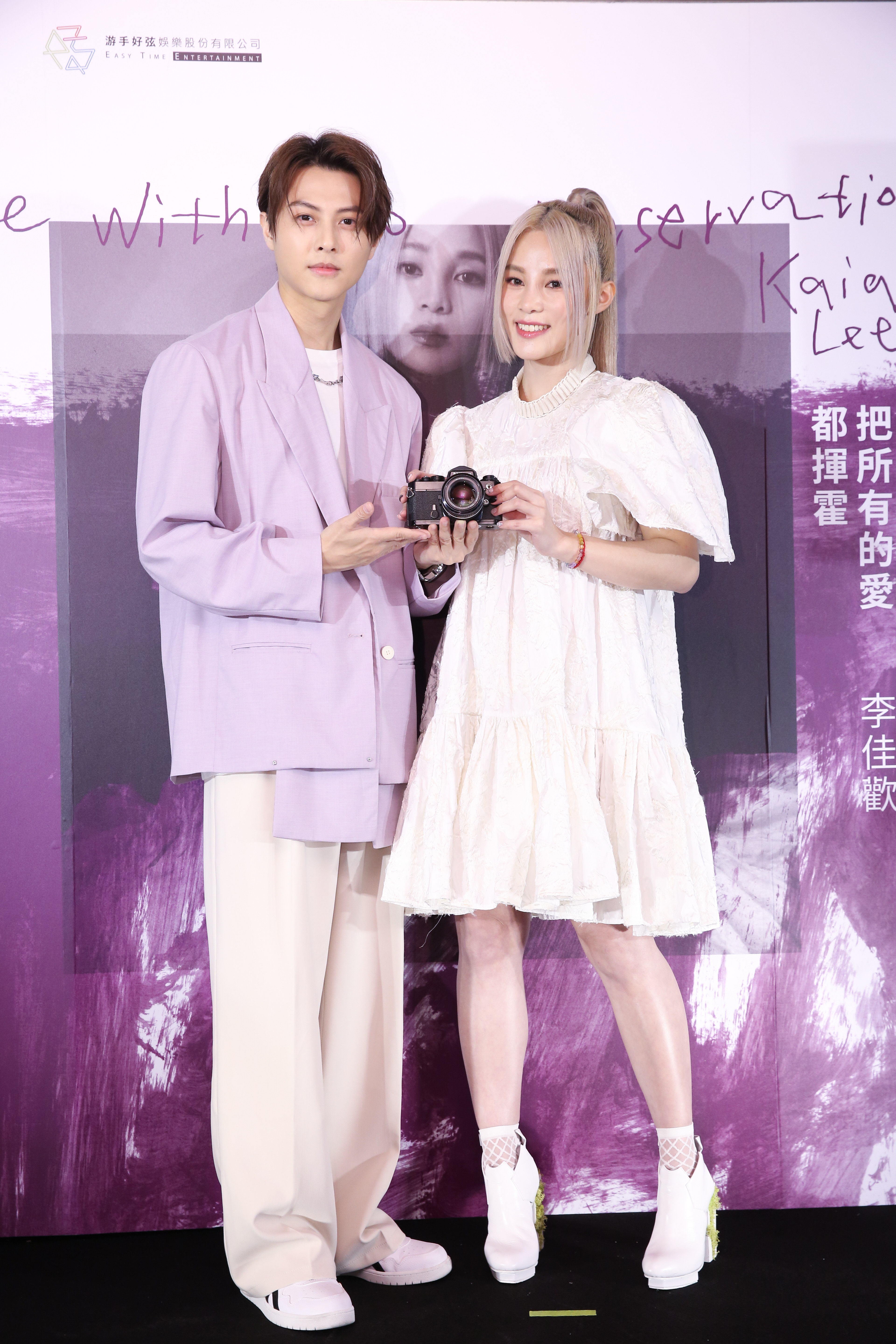 李佳歡推出新專輯,王子邱勝翊現身送上復古底片相機。