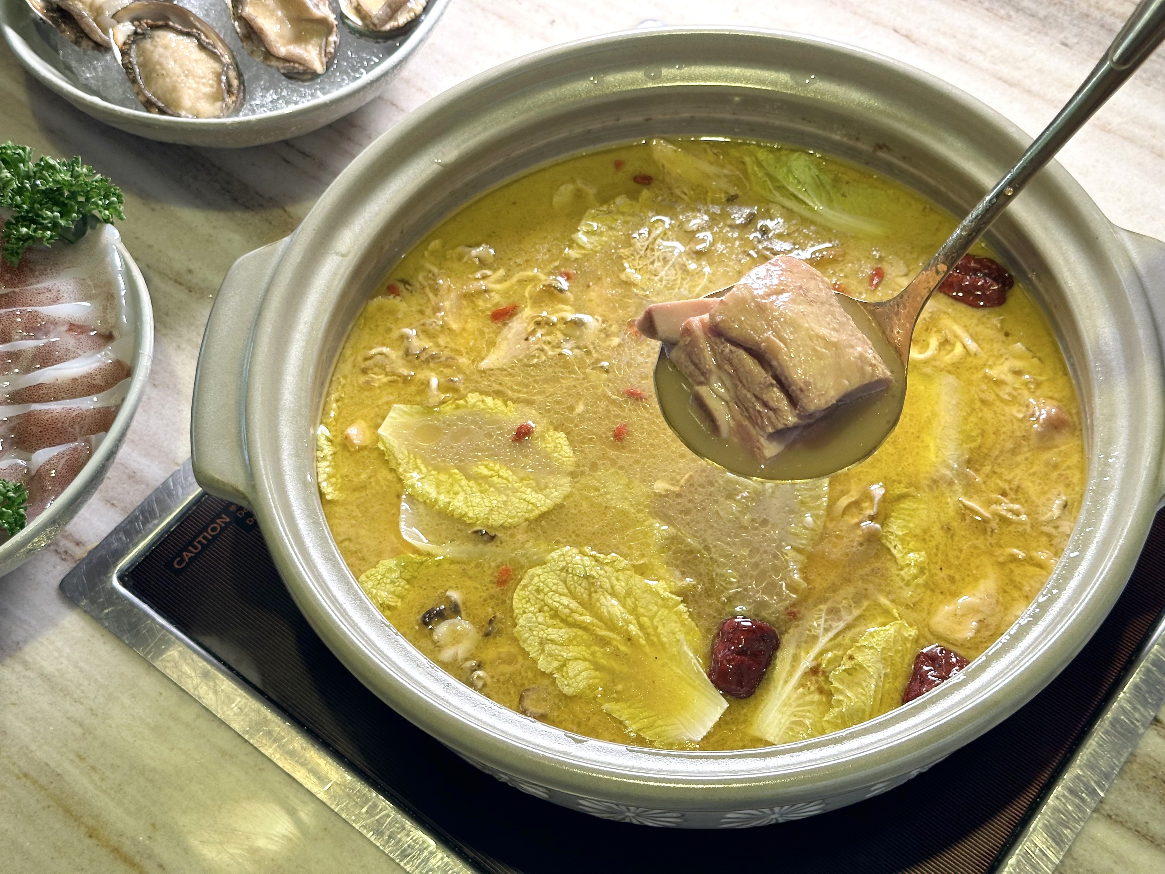 「如嬌花膠雞鍋物」新開二店，全新推出「胡椒肉骨茶肋排雞湯鍋」。