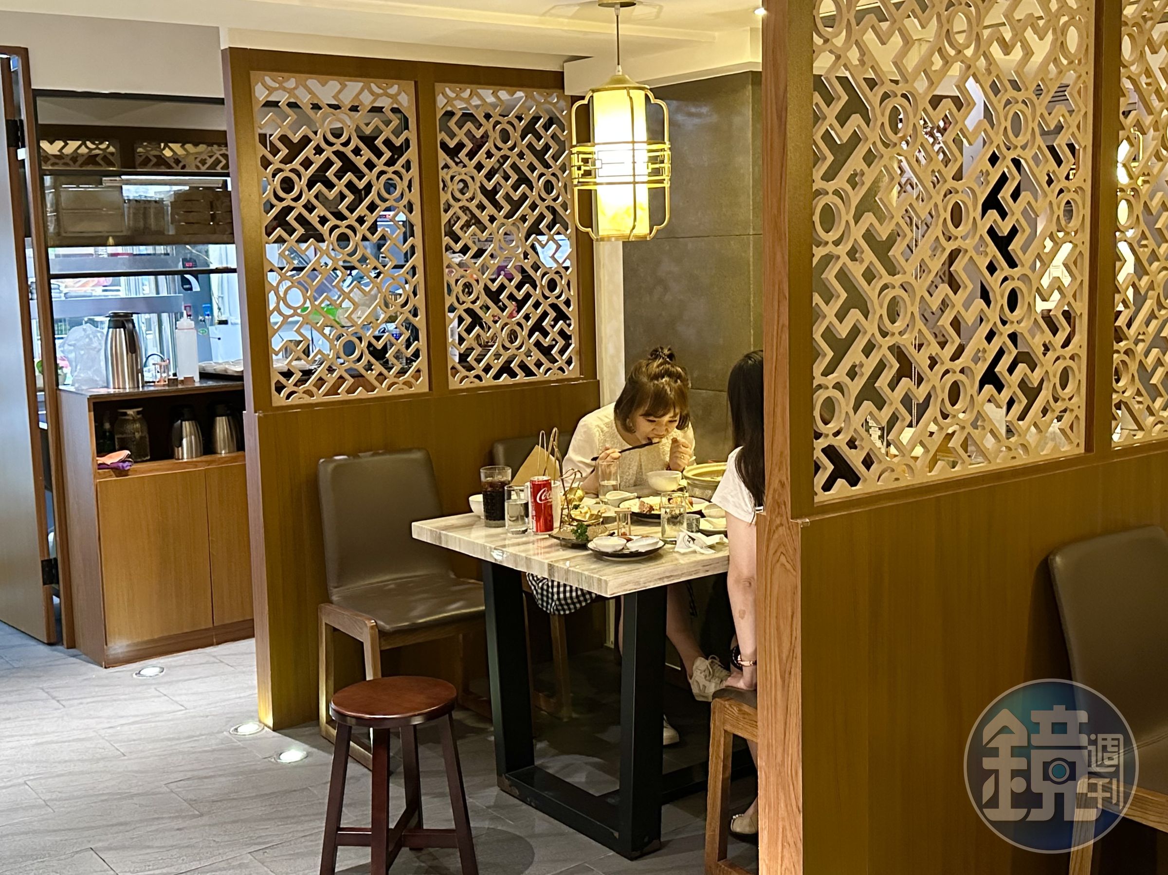 餐廳裝潢走現代東方風格，座位都有做出小包廂般的隱密感。