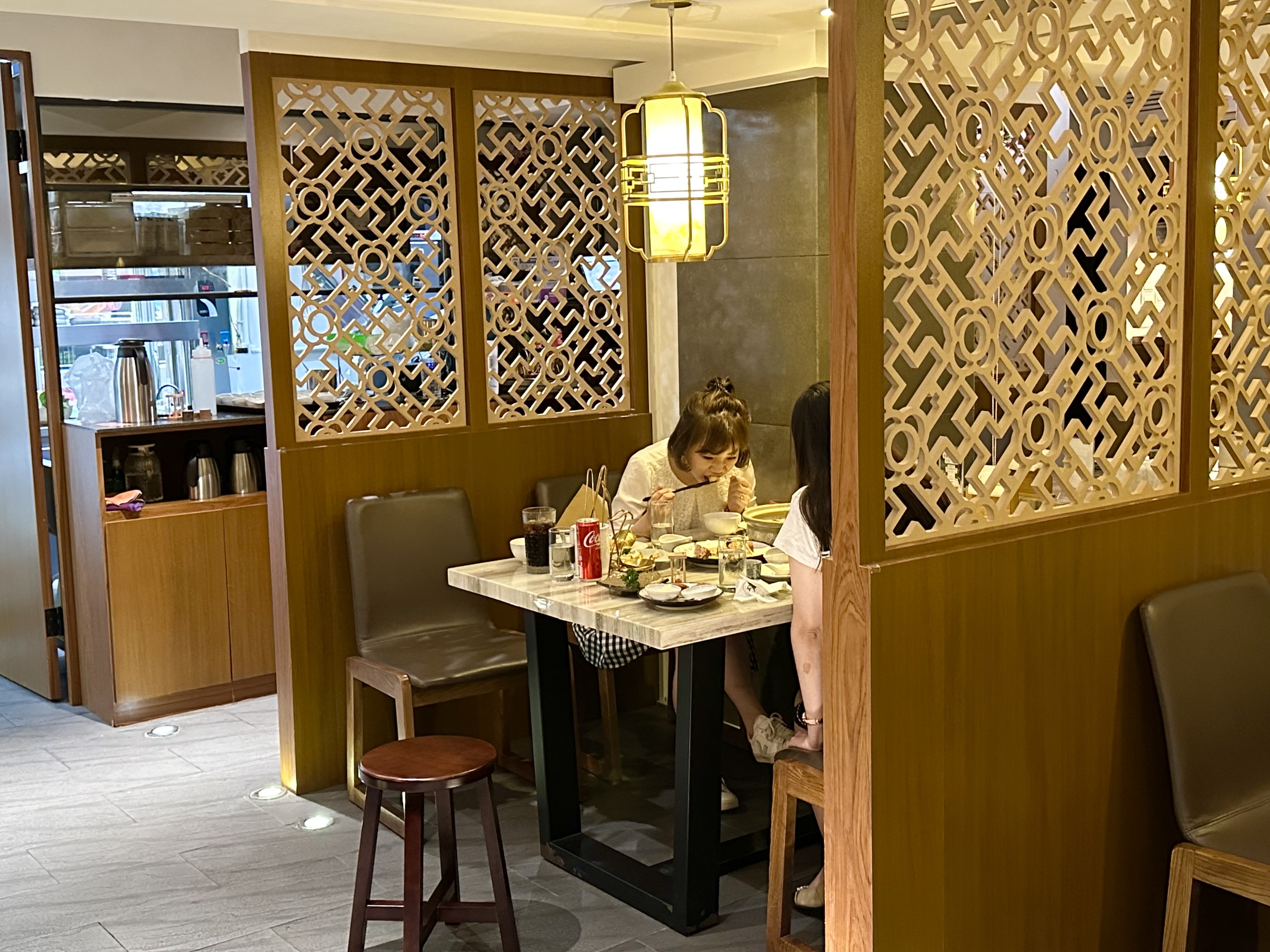 餐廳裝潢走現代東方風格，座位都有做出小包廂般的隱密感。