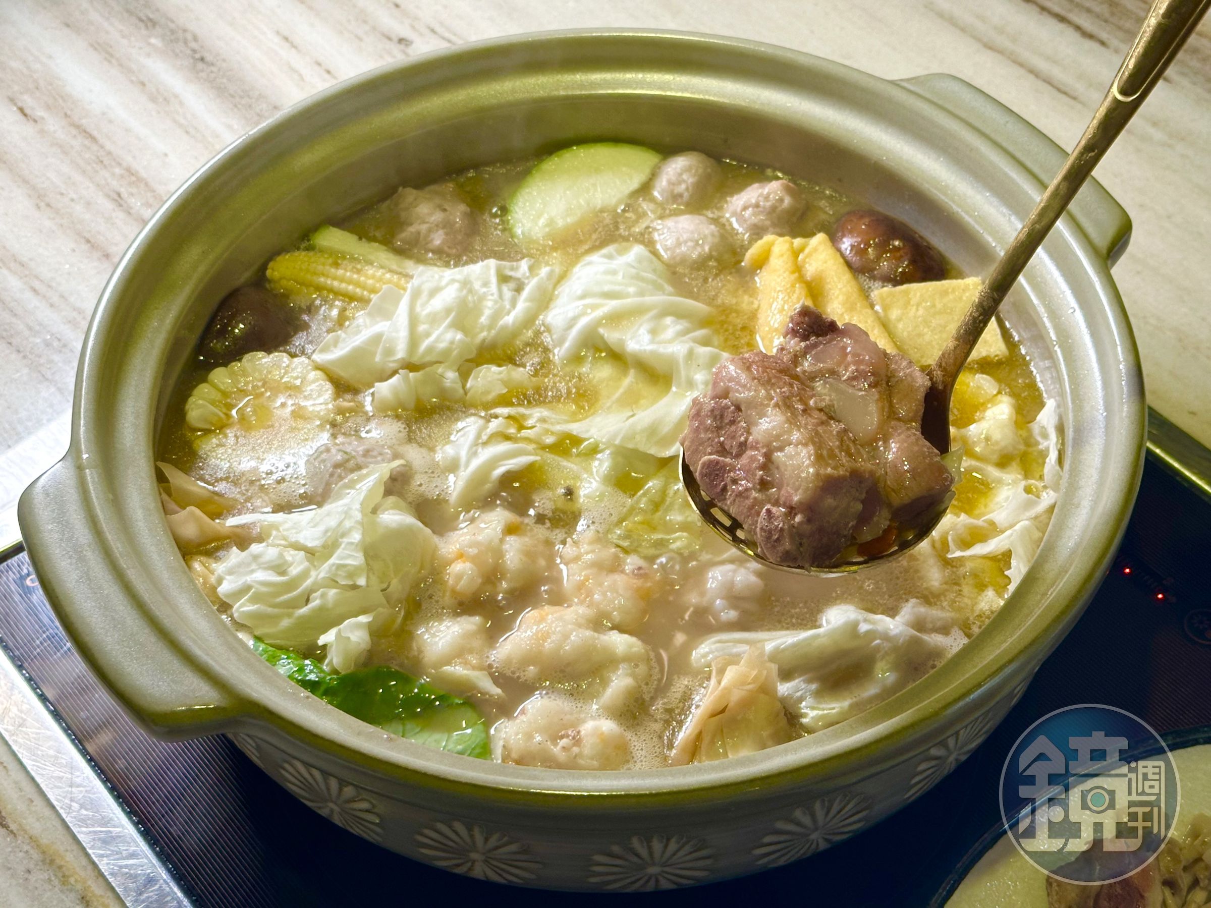 「胡椒肉骨茶肋排雞湯鍋」湯頭有胡椒香，但順口不嗆，喝得到雞湯的甘醇，肋排肉多有味。（1,500元／鍋）