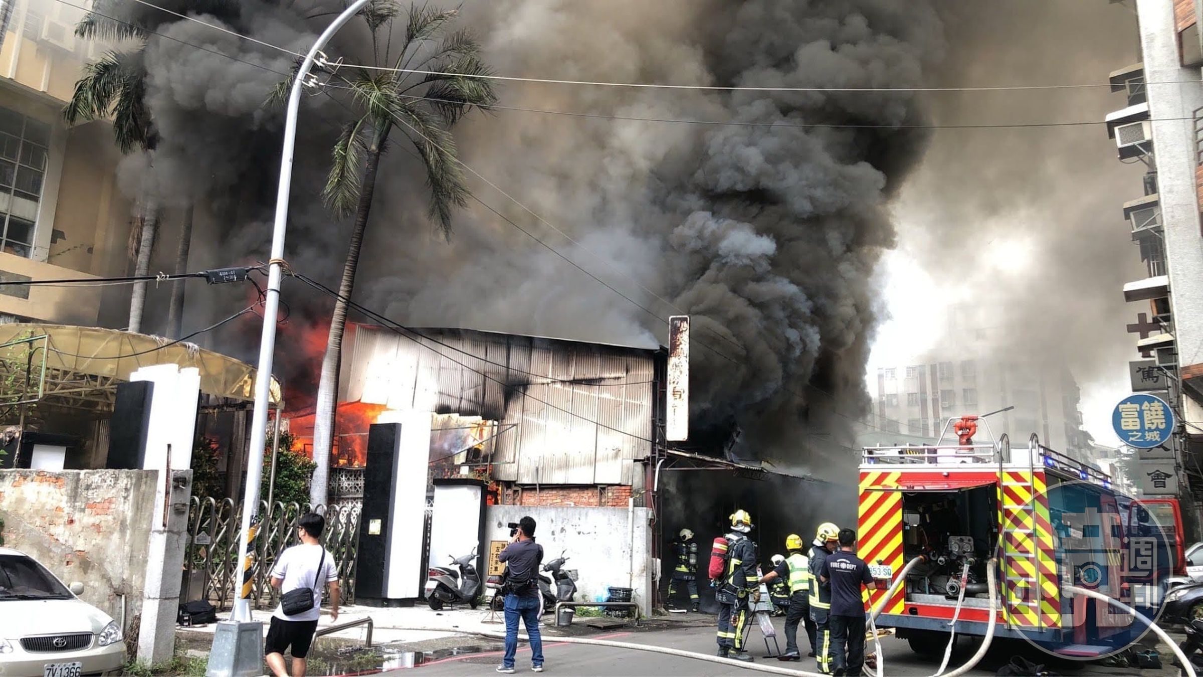 台中市北區文化街鐵皮屋下午發生火警。(翻攝自臺中災情報你災臉書粉專)